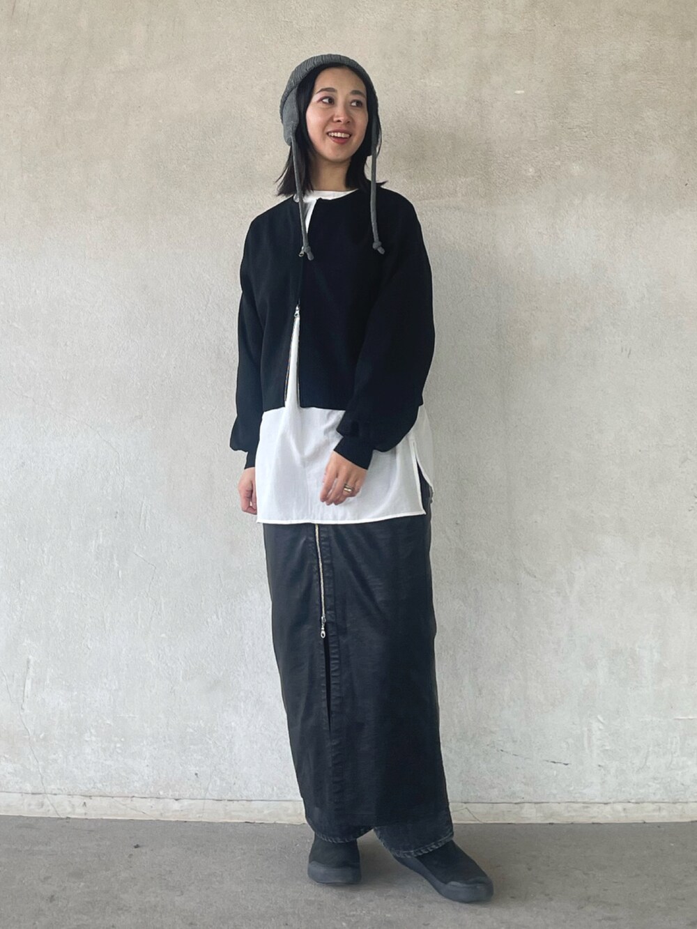 ブラック系のカーディガン/ボレロ、ホワイト系のシャツ/ブラウス、ブラック系のスカートを着用したレディースの冬コーディネートの4枚目の写真