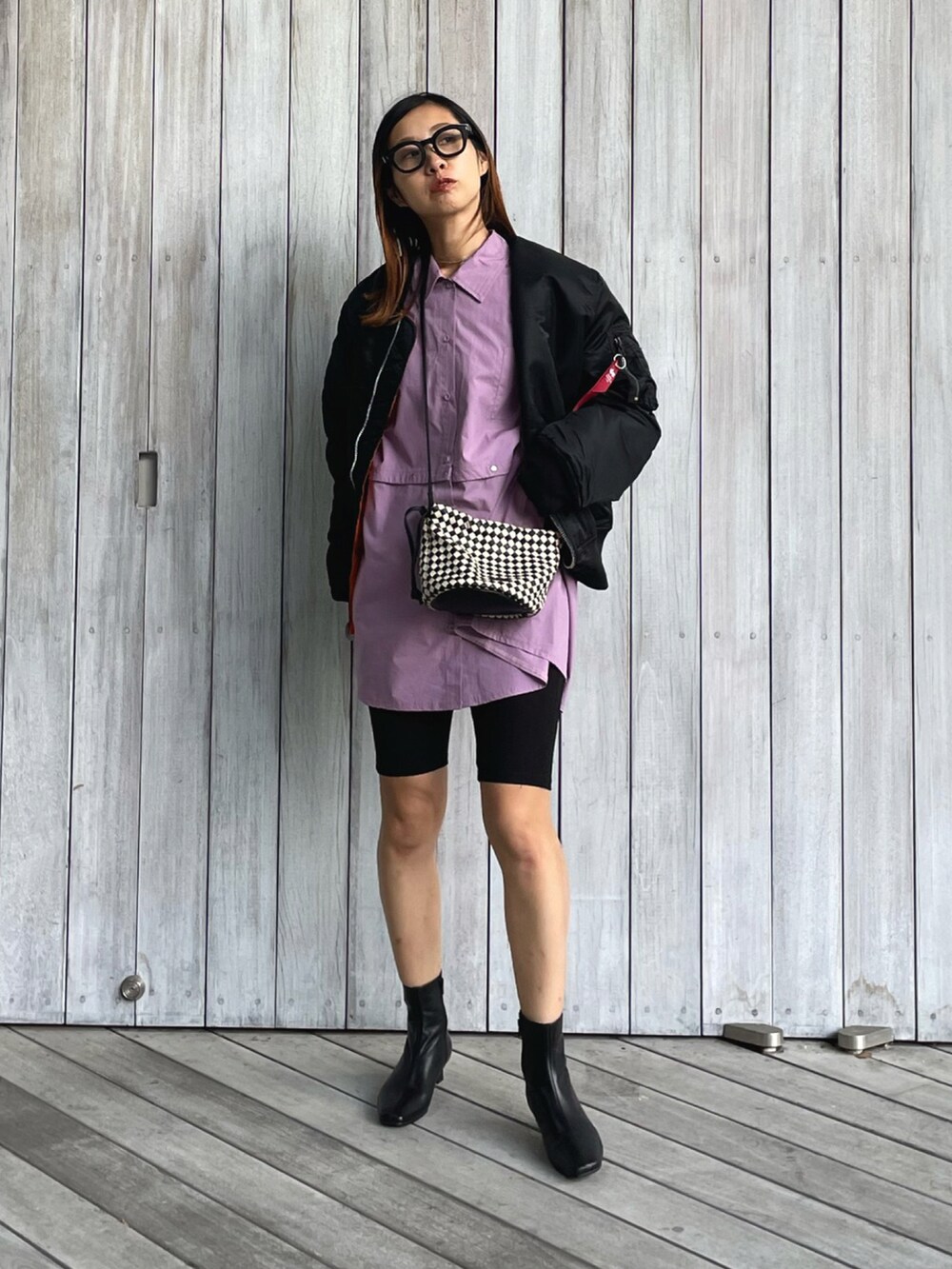 「alpha、alpha_industries_japan、MA-1、ブーツ、ショートブーツ、シャツスタイル、秋コーデ、メガネ女子、大人カジュアル、サヴァサヴァ、サヴァサヴァの靴、足が痛くならない靴、chiiiibag、ショルダーバッグ」｜「ALPHAのAlpha Industries/アルファインダストリーズ MA-1 CORE SPEC フライトジャケット（U.S.サイズ）リバーシブル（MA-1、ブラック系）」を使った、yukariさん（レディース・168cm）の秋コーディネートの4枚目の写真