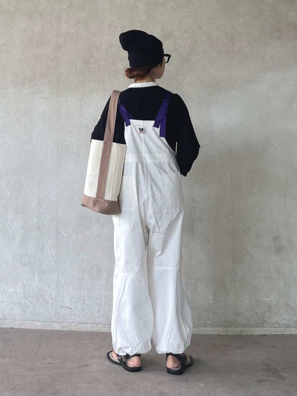 「オーバーオール、大人カジュアル、秋服準備はじめました、モノトーン、モノトーンコーデ、めがね、メガネ女子、ニット帽、トートバッグ、エドウィン、EDWIN、edwinjapan」｜「EDWINの【WEB限定】STEP MARK バルーンオーバーオール サロペット ビブ カーゴ（サロペット/オーバーオール、ホワイト系）」を使った、yukariさん（レディース・168cm）の夏コーディネートの3枚目の写真