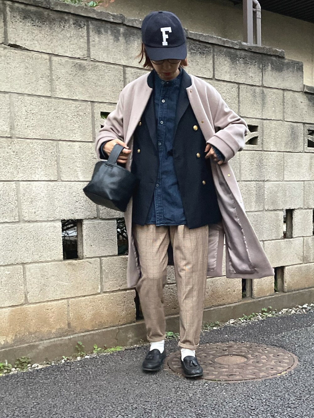 「テーラードジャケット、キャップ、ローファー、冬コーデ、デニムシャツ、ノーカラーコート、チェックパンツ、メンズライク、シャツスタイル、メガネ女子、アウターオンアウター、バンドカラーシャツ、秋冬コーデ」｜「green label relaxingのショートビーバー ノーカラー コート（ノーカラーコート、ブラウン系）」を使った、yukariさん（レディース・168cm）の秋コーディネートの2枚目の写真
