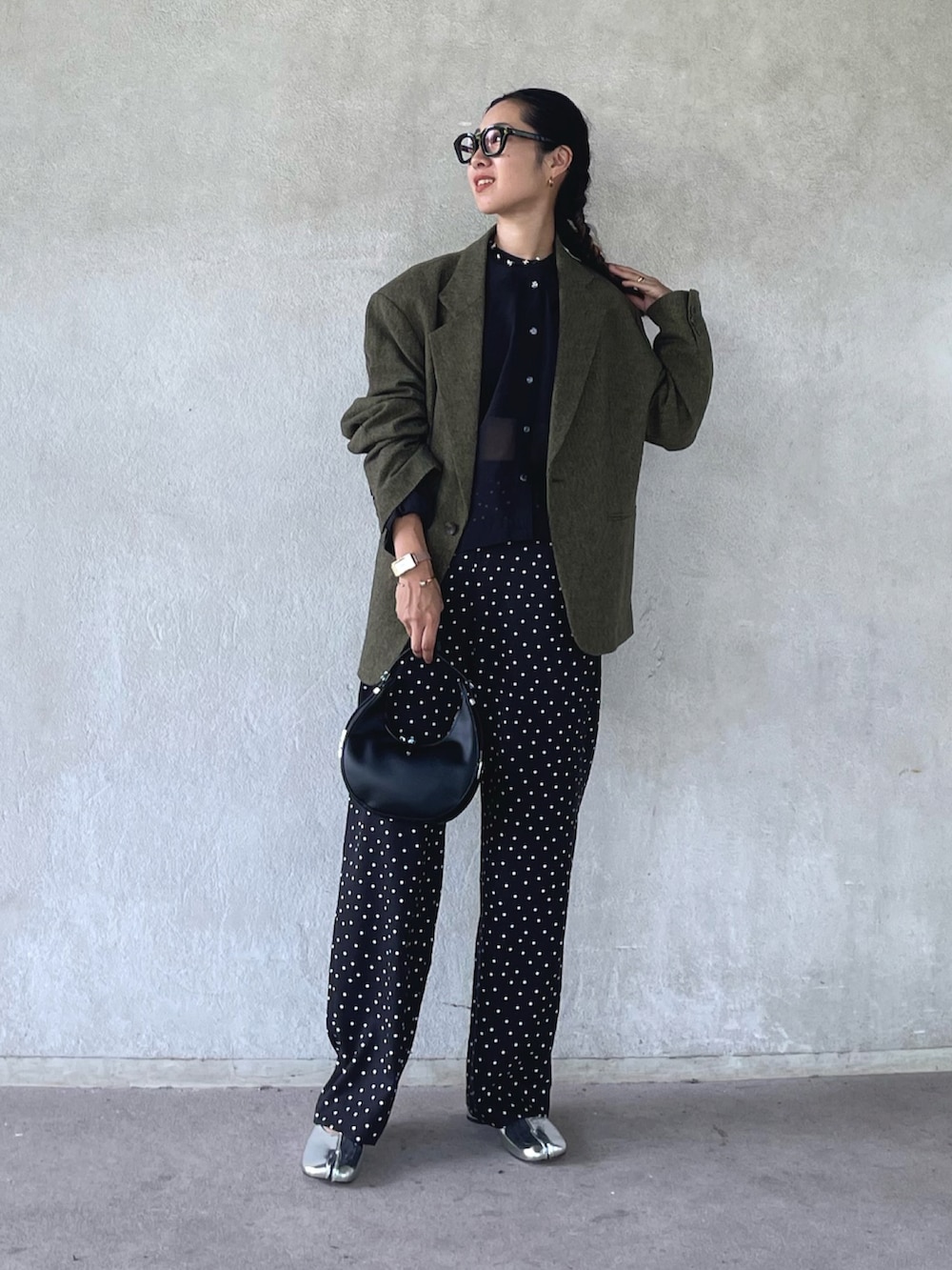 「riberry、riberry_snap、テーラードジャケット、秋コーデ、きれいめカジュアル、大人カジュアル、ミニバッグ、SKAGEN、myskagen、BLACKBYMOUSSY、BLACKBYMOUSSYPR、blkby、オーバーサイズ、オフィスカジュアル」|「BLACK BY MOUSSYのover size jacket(オーバーサイズジャケット)(テーラードジャケット、グリーン系)」を使った、yukariさん(レディース・168cm)の秋コーディネートの2枚目の写真