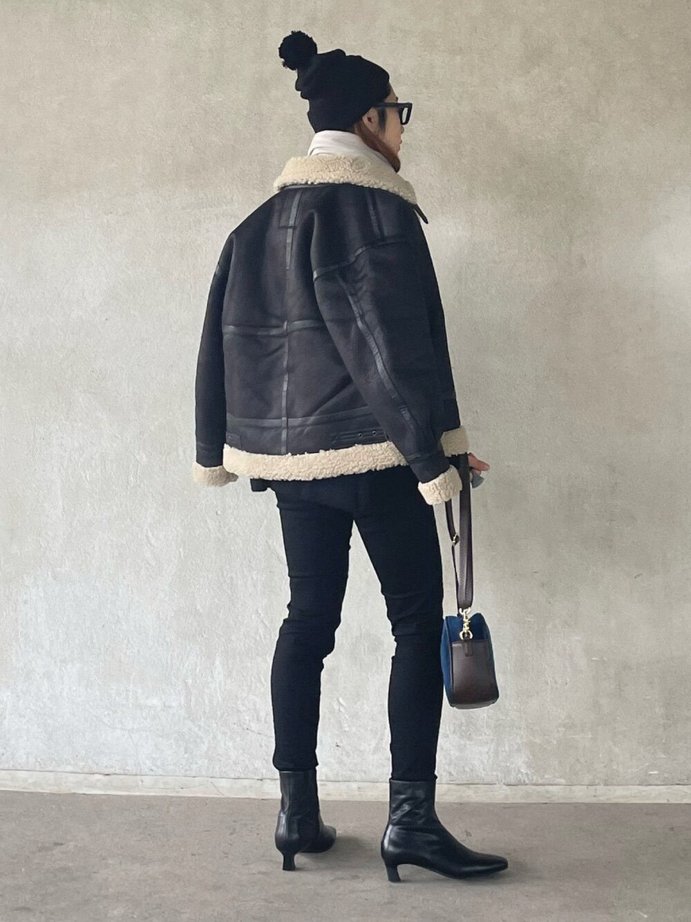 「alpha、USポロ、ニット帽、マフラーぐるぐる、Lee、alpha_industries、alpha_industries_japan」｜「ALPHAのB-3フェイクムートン オーバーサイズ（ムートンコート、ブラック系）」を使った、yukariさん（レディース・168cm）の秋コーディネートの2枚目の写真