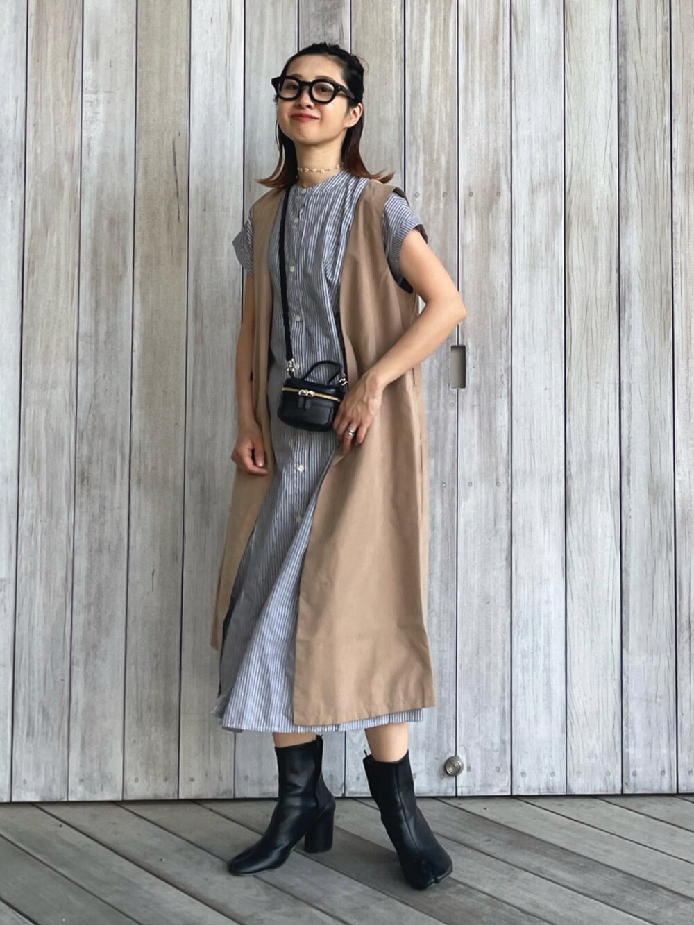 「ジレ、ロングワンピース、レイヤードスタイル、シャツワンピ、ショートブーツ、春夏コーデ、ミニバッグ、chiiiibag、大人カジュアル、メガネ女子、きれいめカジュアル、ロングベスト、ロングジレ」｜「UR Lab.の『UR TECH Smart Linen Touch』ウエストタックフレンチワンピース（ワンピース、ブラック系）」を使った、yukariさん（レディース・168cm）の春コーディネートの4枚目の写真