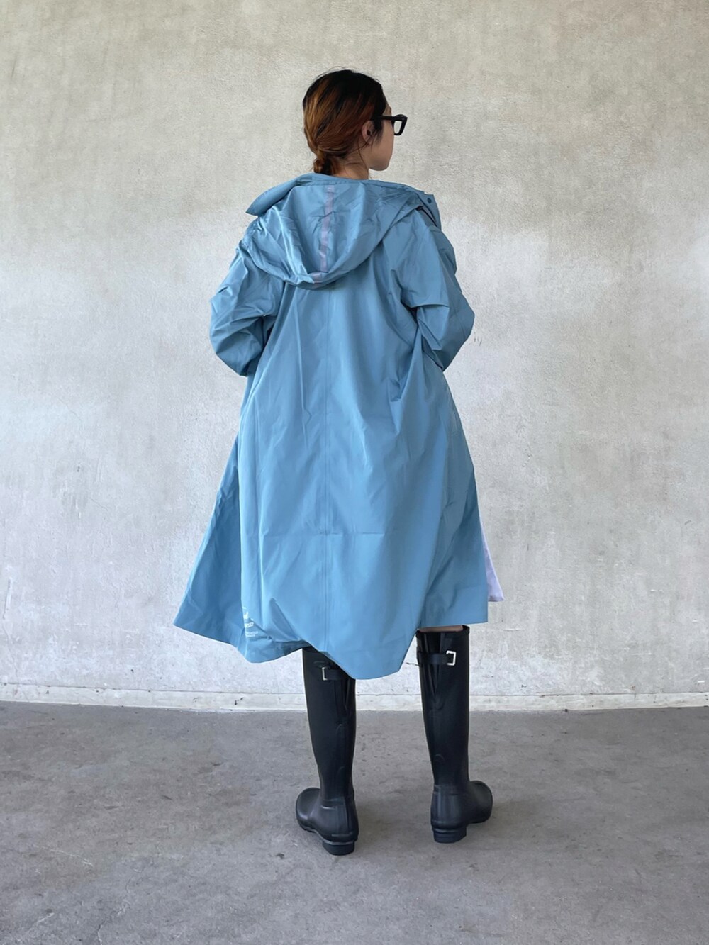 ホワイト系のトートバッグ、その他のチュニック、ブラック系のレインシューズを着用したレディースの春コーディネートの4枚目の写真