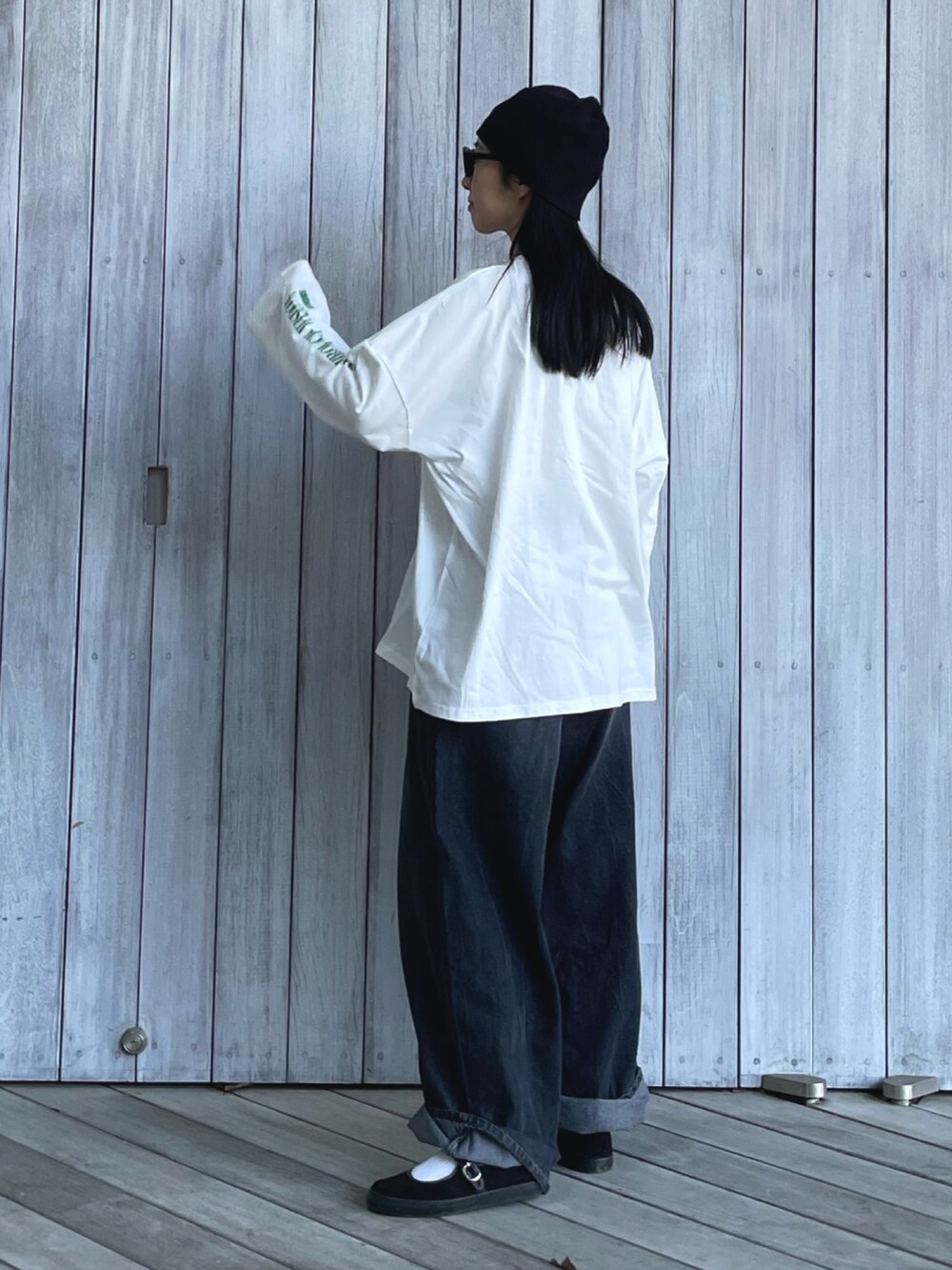 ホワイト系のTシャツ/カットソー、ブラック系のデニムパンツ、ブラック系のバレエシューズを着用したレディースの春コーディネートの5枚目の写真