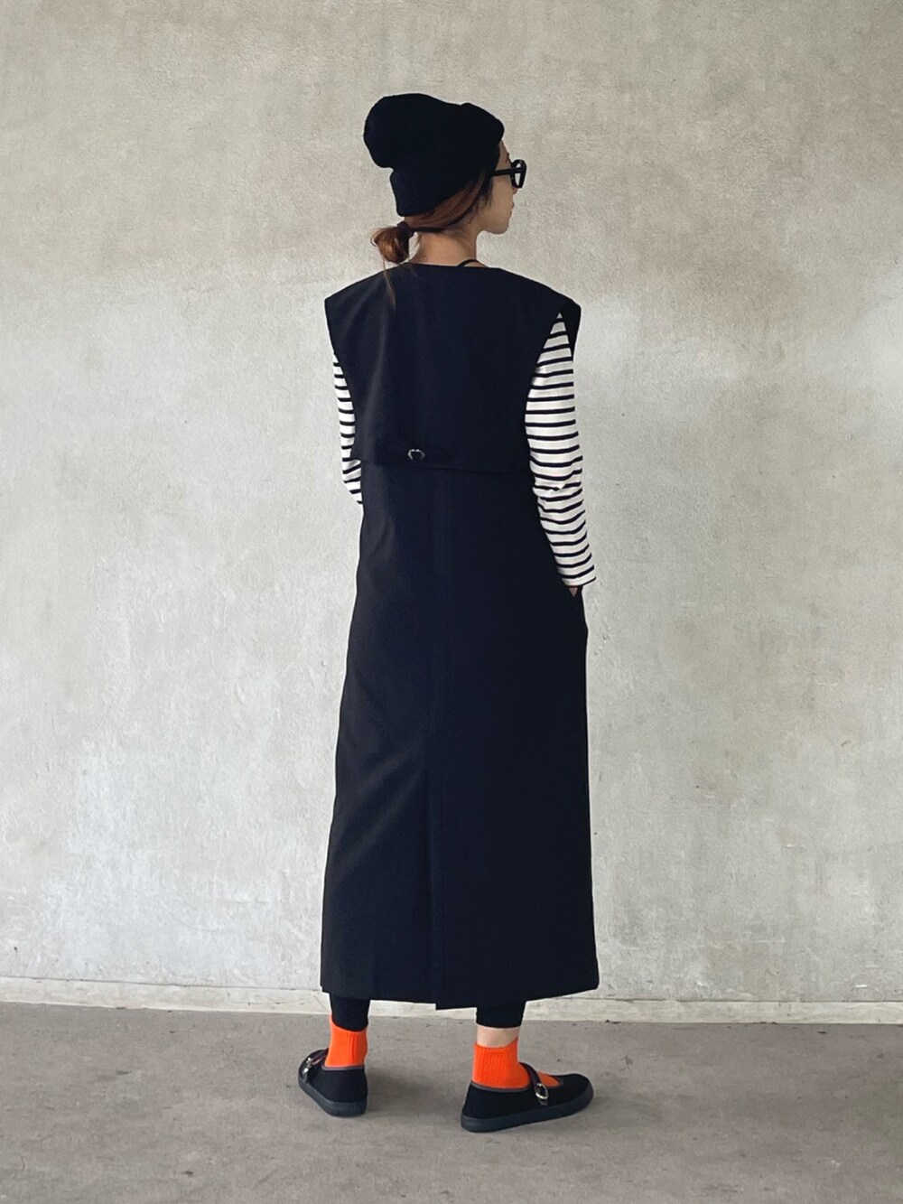 「レイヤードスタイル、カラーソックス、ニット帽、ボーダー、メガネ女子、WEARハロウィン2022、リノーム、renorm、ワンピース、大人カジュアル、秋コーデ、秋冬コーデ」｜「ReNormの【YUKIコラボ】ショートベスト×ジャンスカセット（ジャンパースカート、ブラック系）」を使った、yukariさん（レディース・168cm）の秋コーディネートの2枚目の写真