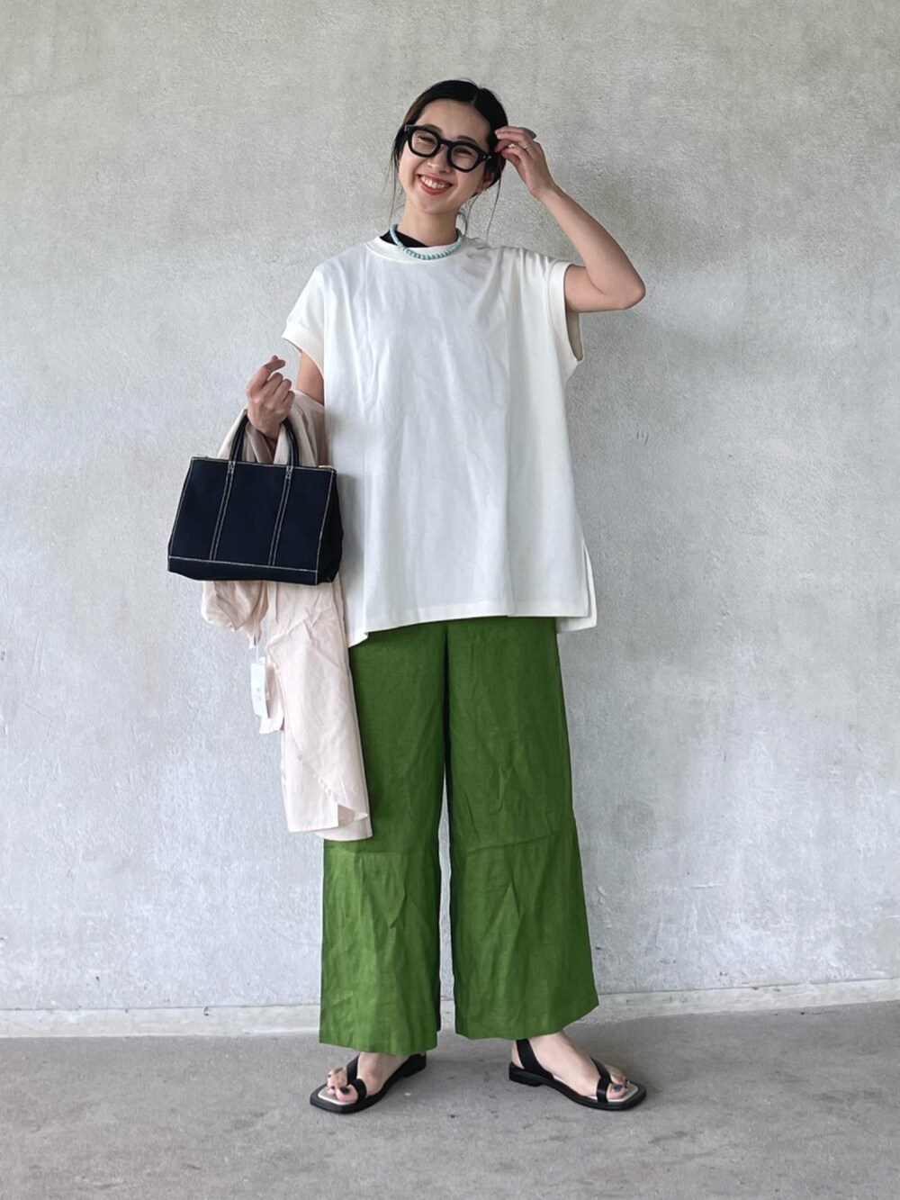 「シャツワンピ、シャツワンピース、russet、ラシット、カラーパンツ、レイヤードスタイル、トートバッグ、サンダル、ゆるコーデ、休日スタイル、春夏コーデ、夏ワンピ」|「russetの<SHOPPER>キャンバストートバッグ S/CE-241(ハンドバッグ、ブラック系)」を使った、yukariさん(レディース・168cm)の春コーディネートの3枚目の写真