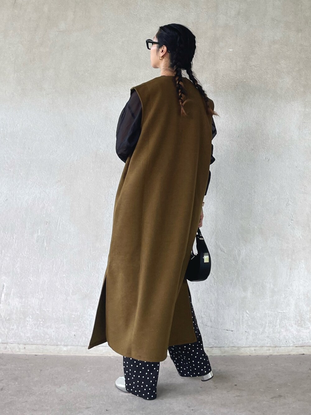 グリーン系のワンピース、ブラック系のシャツ/ブラウス、ブラック系のその他パンツを着用したレディースの秋コーディネートの2枚目の写真