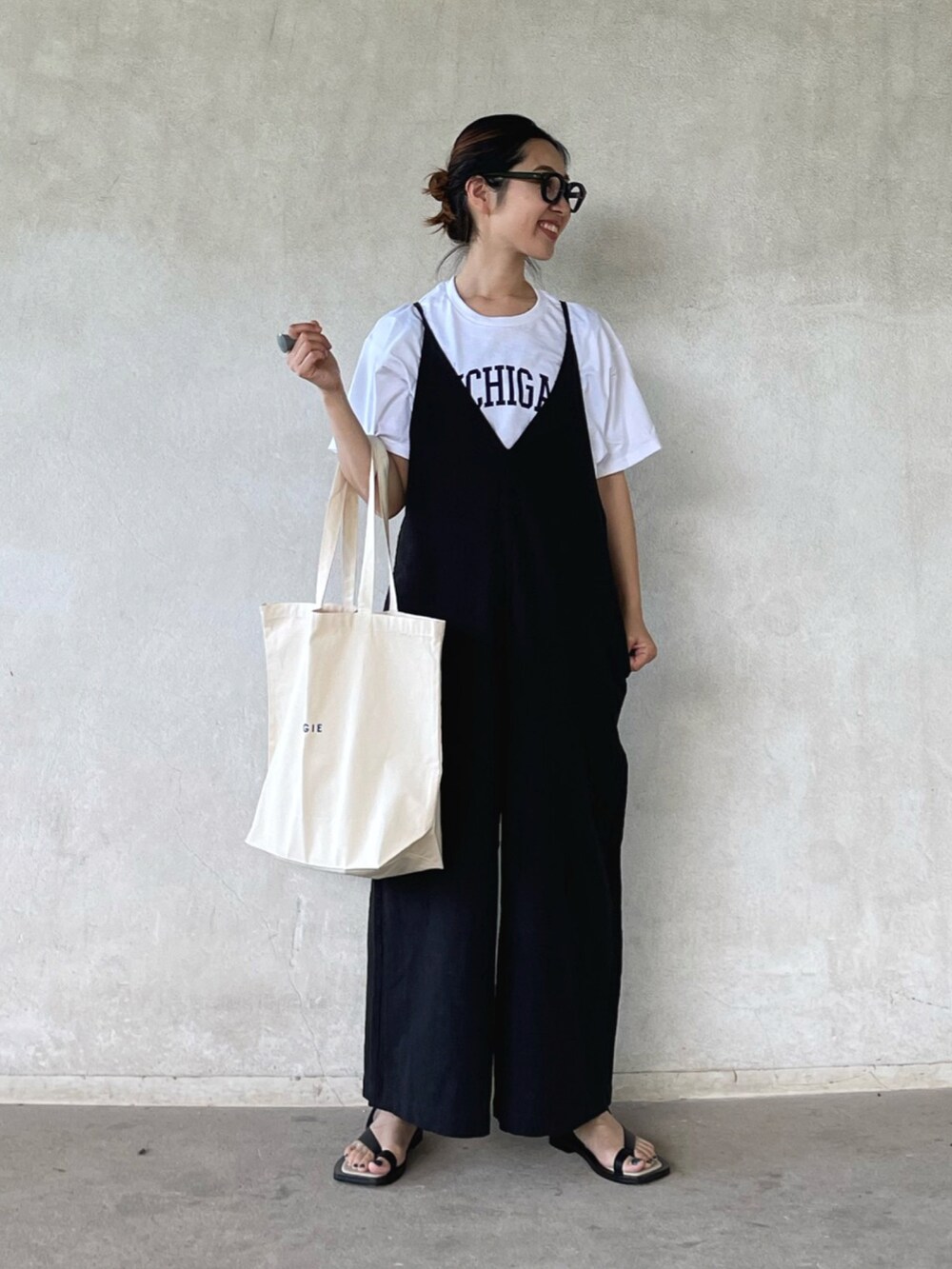 「トートバッグ、ロゴT、白Tシャツ、サロペット、キャップ、モノトーン、休日スタイル、メガネ女子、シンプル、ロゴトート、angie_vintage、ANGIE、FORK&SPOON、大人カジュアル」｜「ANGIEのGILDANカレッジロゴオーバーサイズTシャツ（半袖）（Tシャツ/カットソー、ホワイト系）」を使った、yukariさん（レディース・168cm）の春コーディネートの3枚目の写真