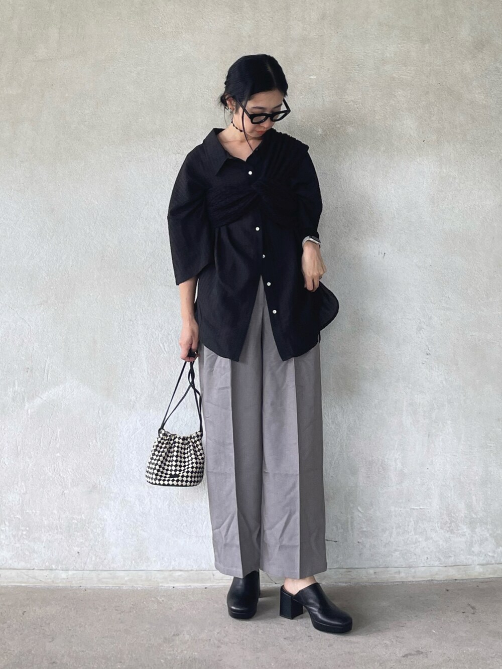 ブラック系のシャツ/ブラウス、ブラック系のその他トップス、グレー系のその他パンツを着用したレディースの夏コーディネートの3枚目の写真