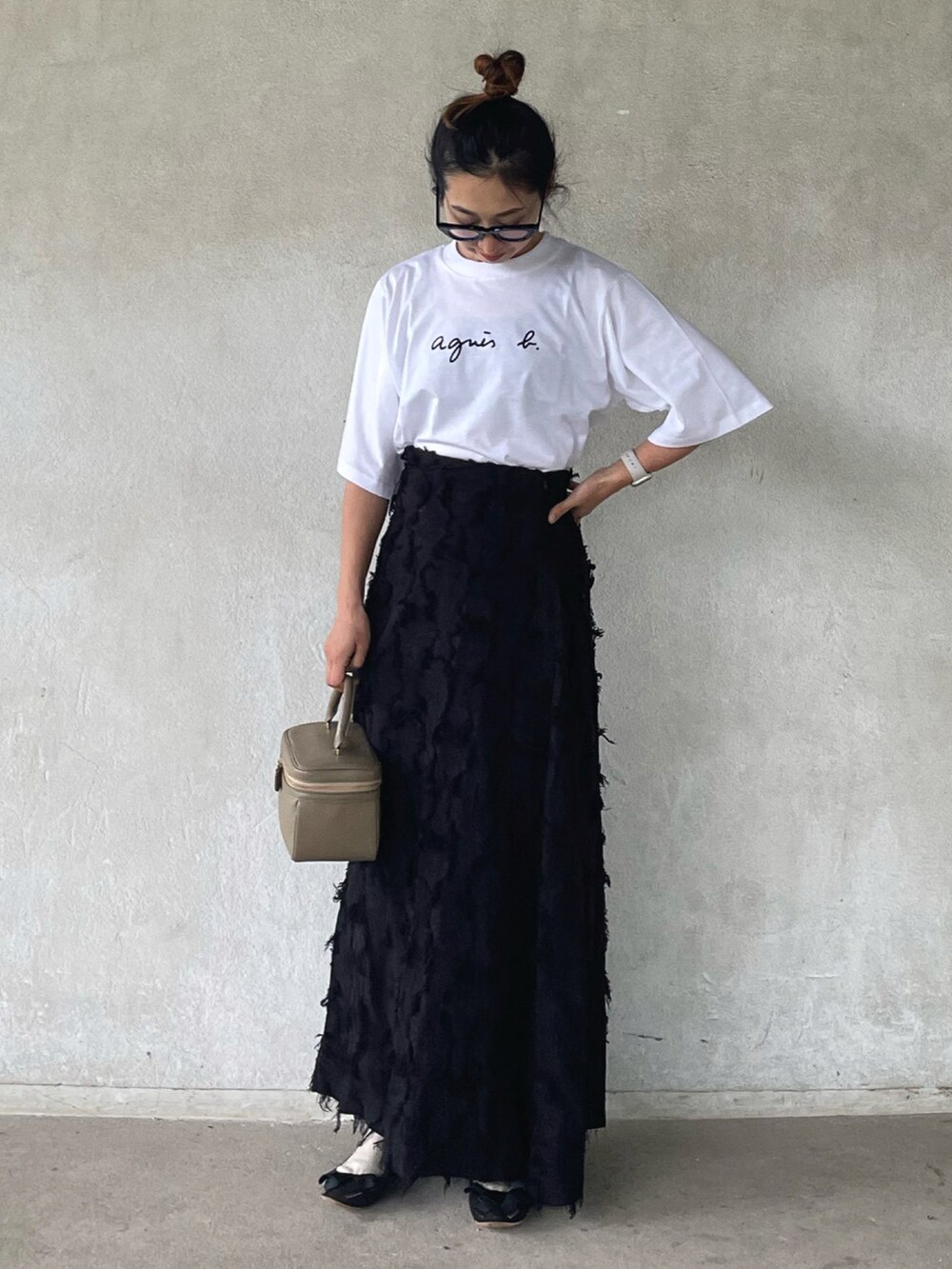 「アニエスベー、アニエスベーTシャツ、agnesb、ロゴT、ロゴTシャツ、ロングスカート、モノトーン、モノトーンコーデ、フレアスカート、メガネ女子、シンプルコーデ、お出かけコーデ日記、ハンドバッグ」｜「agnes b.のWEB限定 S137 TS YOKO Tシャツ（Tシャツ/カットソー、ホワイト系）」を使った、yukariさん（レディース・168cm）の春コーディネートの5枚目の写真
