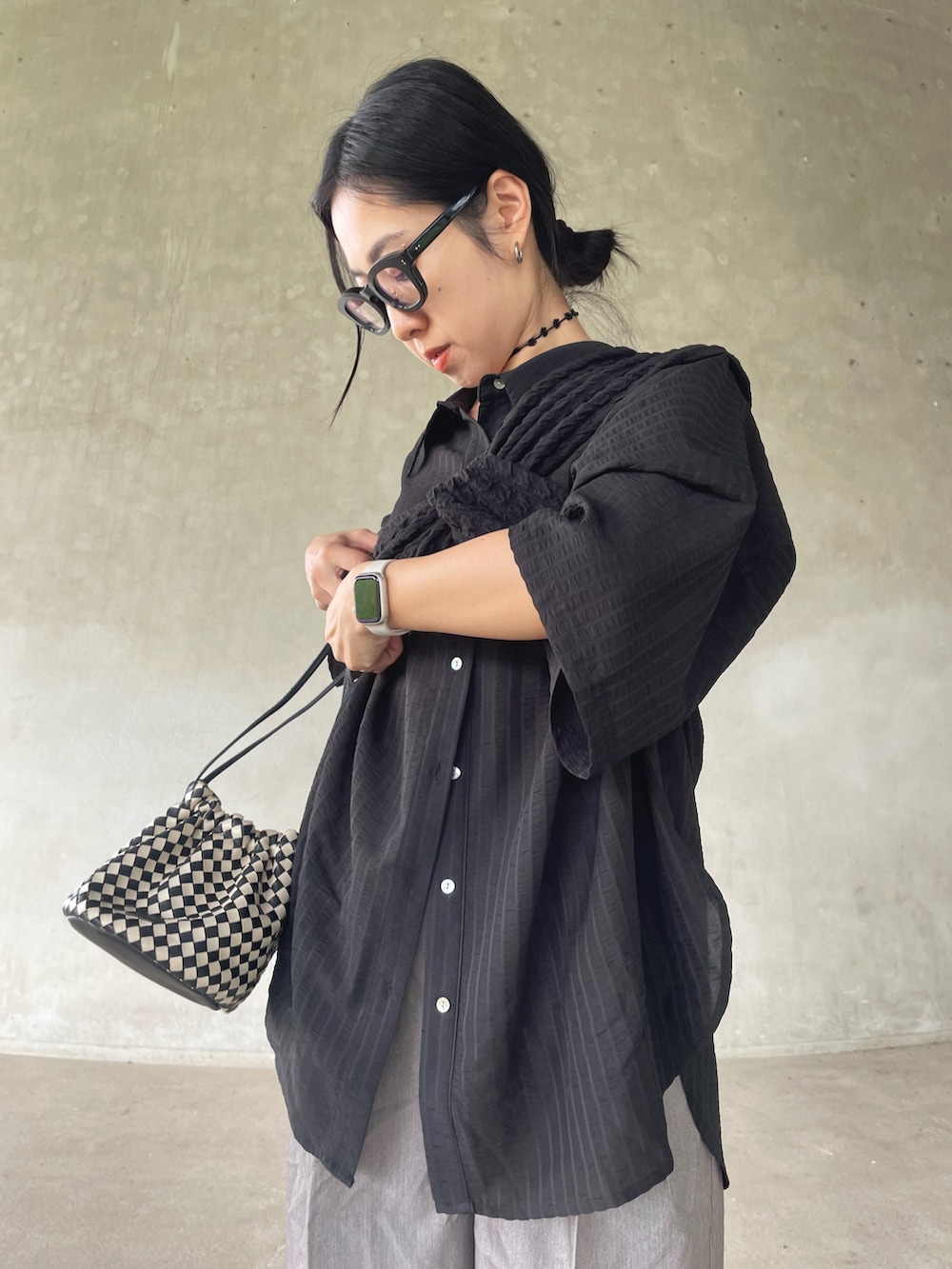 ブラック系のシャツ/ブラウス、ブラック系のその他トップス、グレー系のその他パンツを着用したレディースの夏コーディネートの5枚目の写真