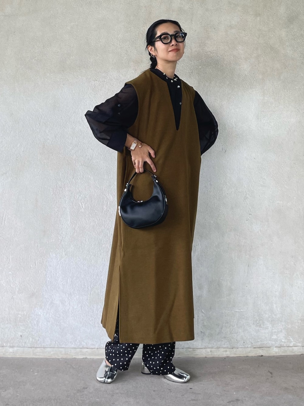 グリーン系のワンピース、ブラック系のシャツ/ブラウス、ブラック系のその他パンツを着用したレディースの秋コーディネートの5枚目の写真