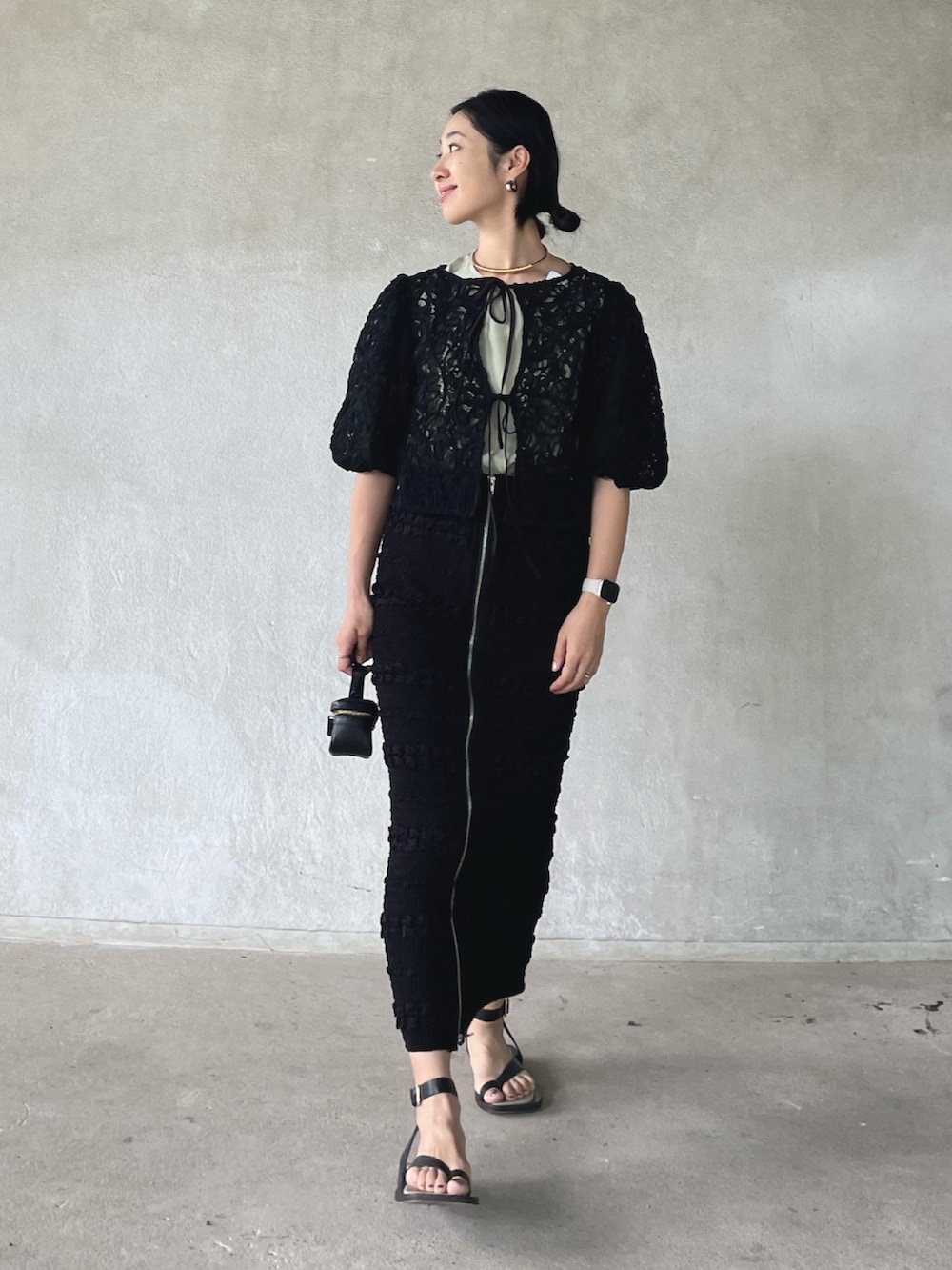 ブラック系のシャツ/ブラウス、ブラック系のスカート、ブラック系のショルダーバッグを着用したレディースの夏コーディネートの3枚目の写真