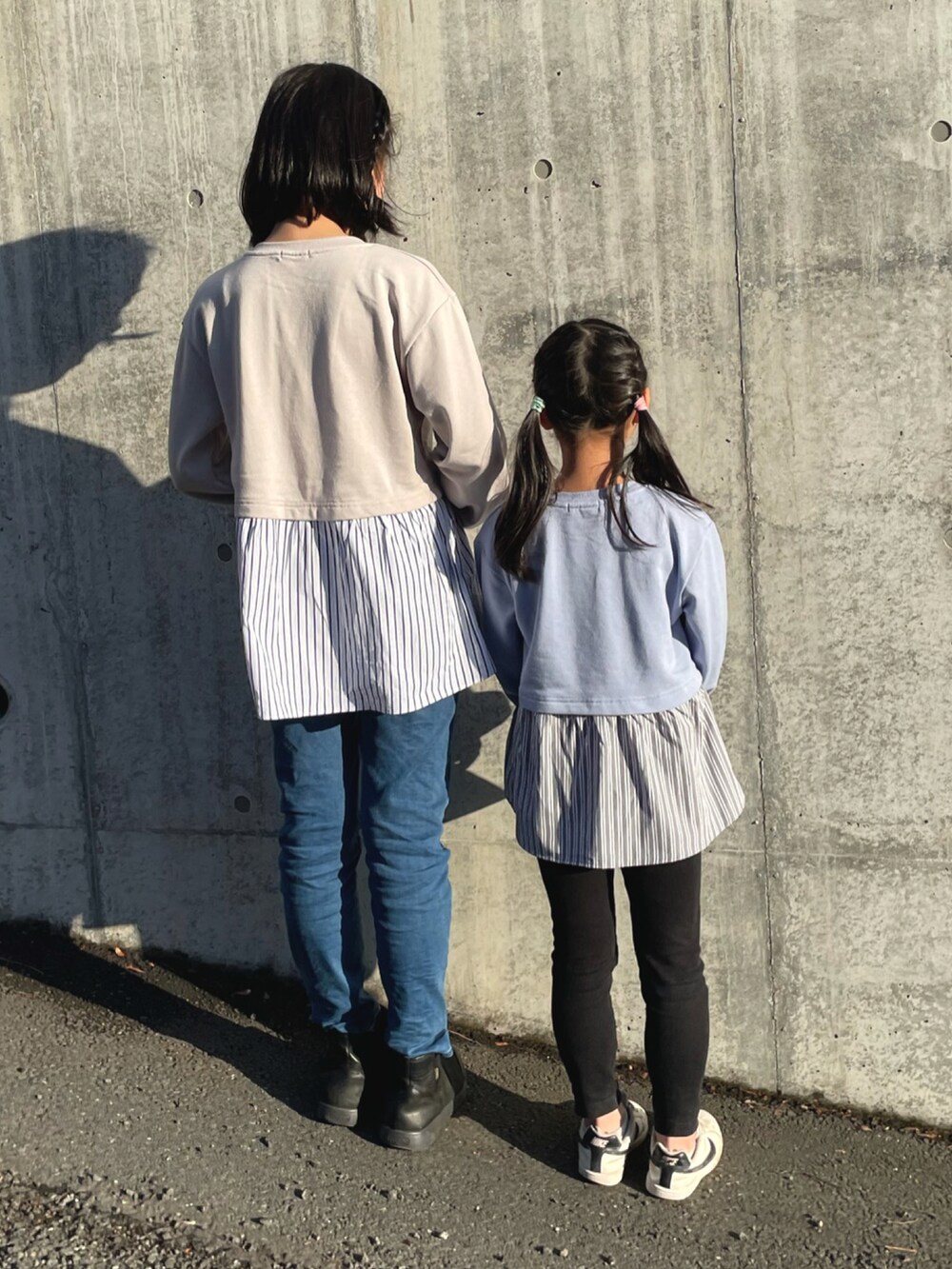 グレー系のスウェット、ブルー系のスウェットを着用したキッズの冬コーディネートの2枚目の写真