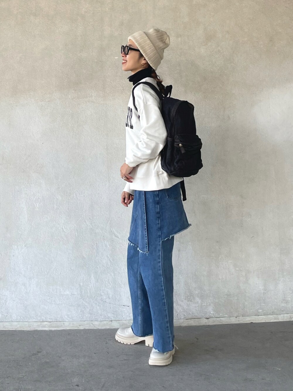 「ほめられ本命コーデ、ロゴスウェット、デニム、USポロ、ブーツ、春コーデ、ニット帽、maisonspecial、メガネ女子、apretro、スウェット」|「ap retroの2022/AW ロゴプリント裏毛ルーズプルオーバー カレッジロゴ(スウェット、ホワイト系)」を使った、yukariさん(レディース・168cm)の冬コーディネートの4枚目の写真