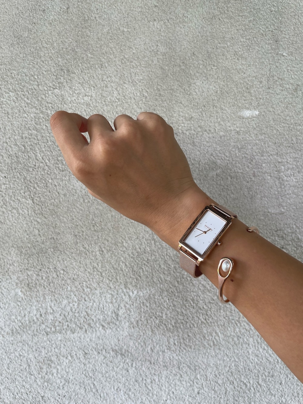 グリーン系のワンピース、ブラック系のシャツ/ブラウス、ブラック系のその他パンツを着用したレディースの秋コーディネートの3枚目の写真