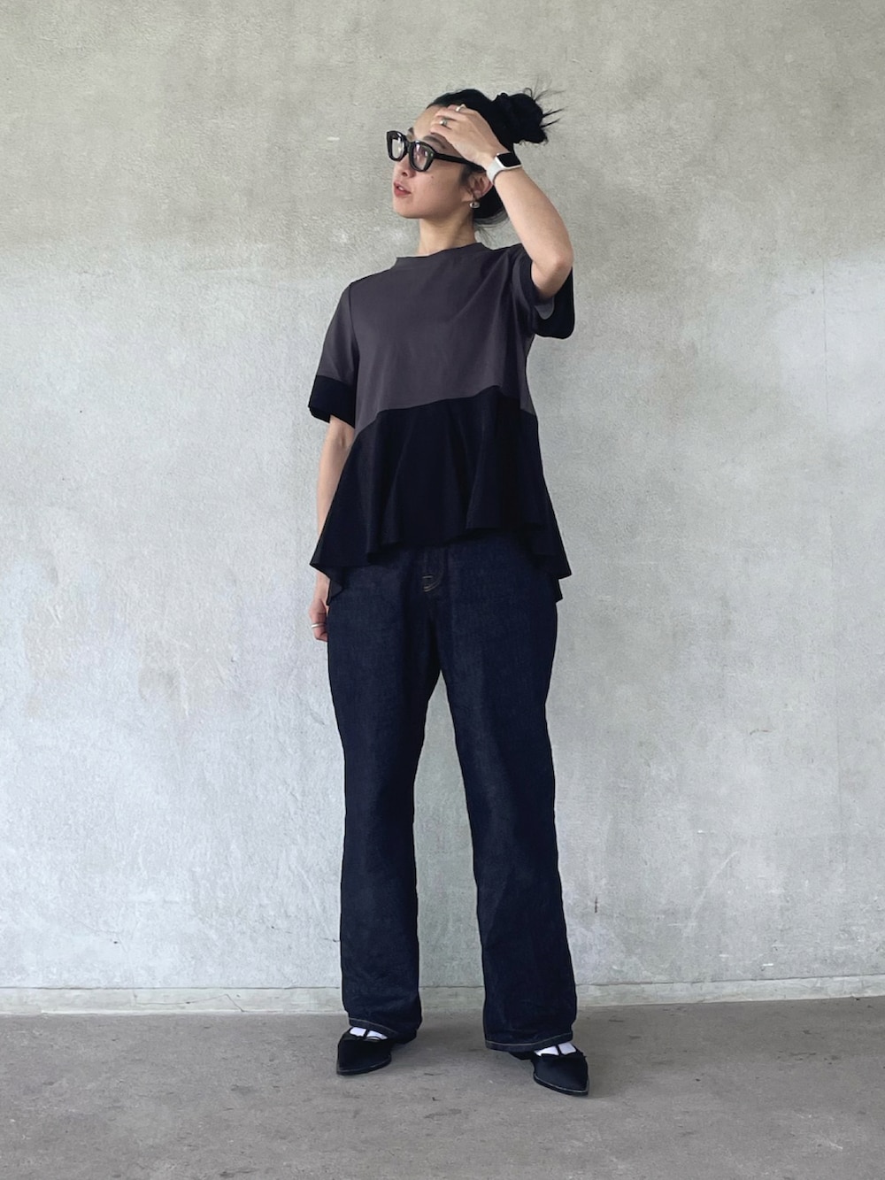 グレー系のTシャツ/カットソー、ブルー系のデニムパンツ、ブラック系のパンプスを着用したレディースの夏コーディネートの4枚目の写真