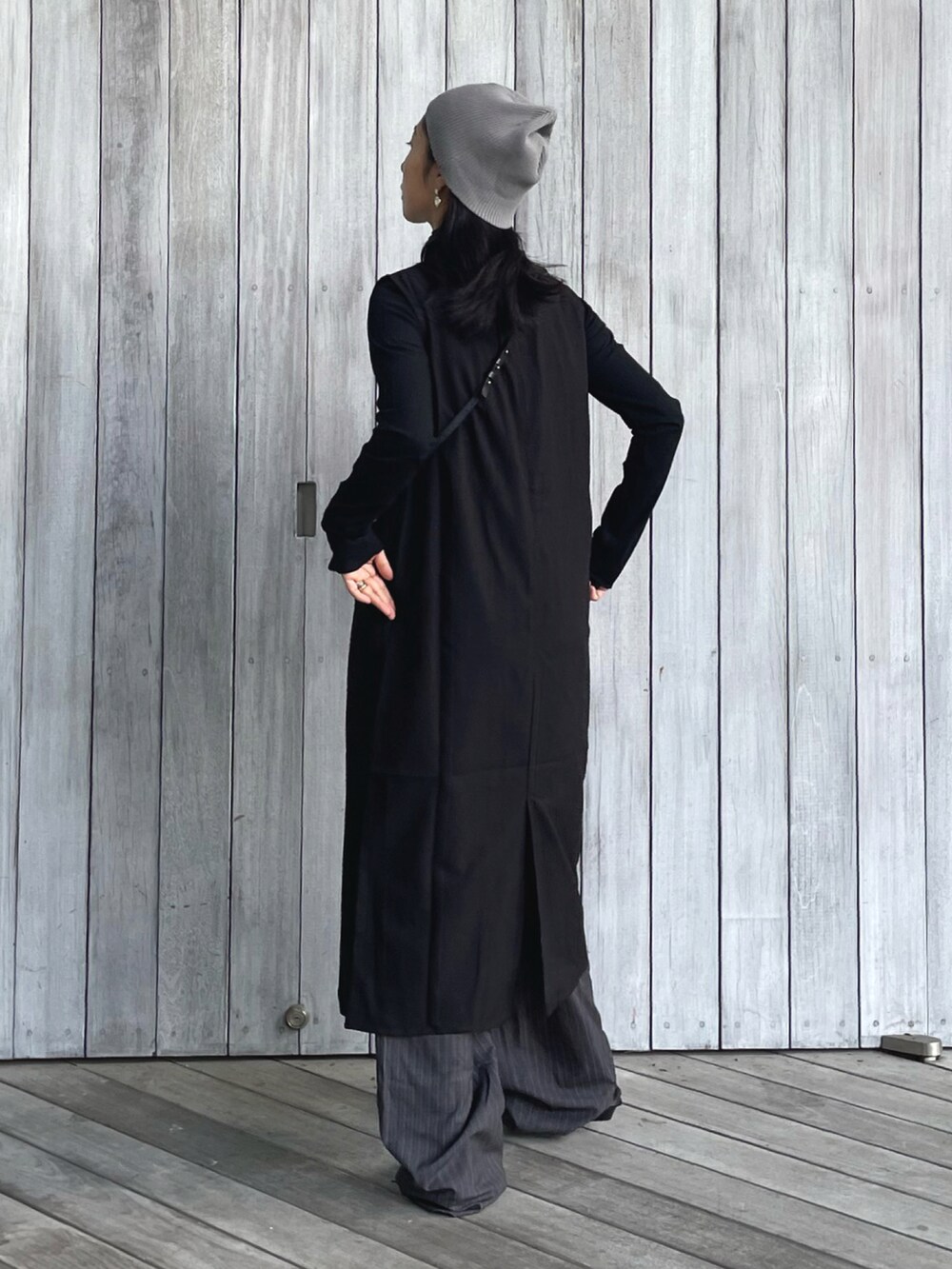 ブラック系のワンピース、ブラック系のローファー、ブラック系のTシャツ/カットソーを着用したレディースの秋コーディネートの4枚目の写真