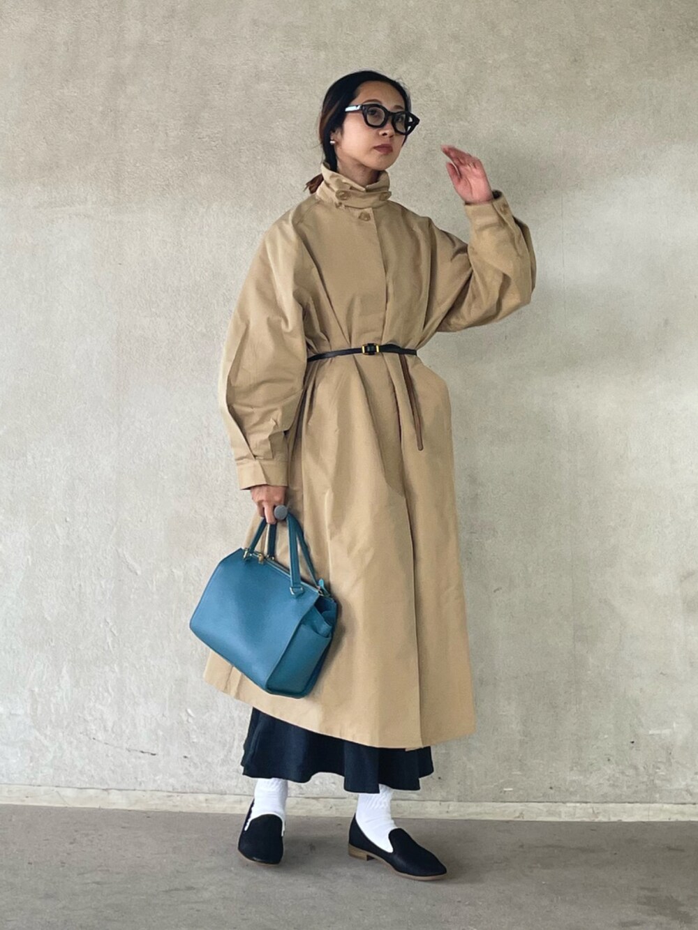 「秋コーデ、シンプルコーデ、大人カジュアル、ロングコート、ウエストマーク、メガネ女子、ローファー、apretro、clarks、細ベルト、白ソックス、ボストンバッグ、chiiiibag、ch!iiibag」｜「ap retroのステンカラースタンドロングコート　タマムシコート（ステンカラーコート、ベージュ系）」を使った、yukariさん（レディース・168cm）の秋コーディネートの5枚目の写真
