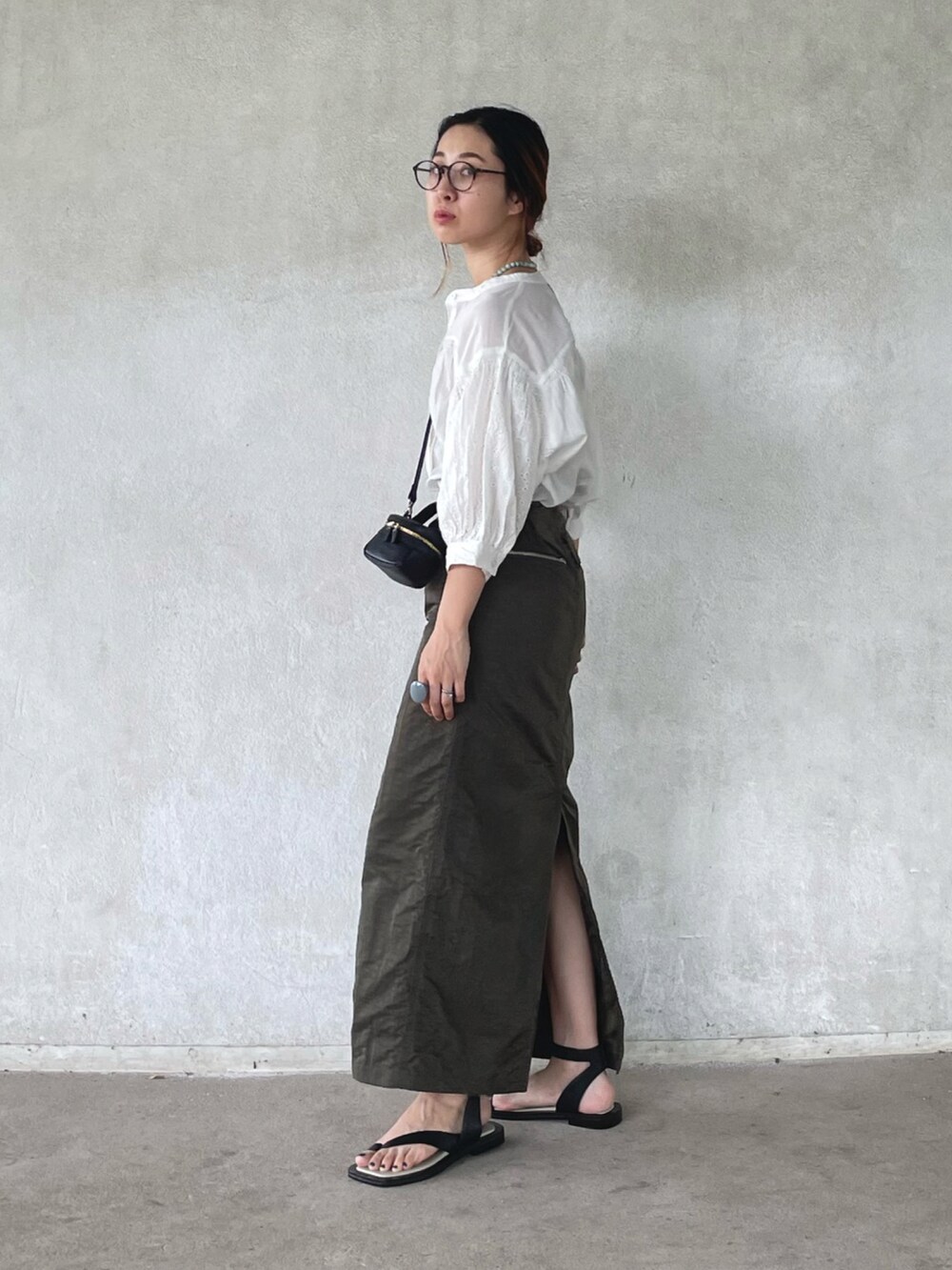 ホワイト系のシャツ/ブラウス、グリーン系のスカート、ブラック系のサンダルを着用したレディースの春コーディネートの4枚目の写真