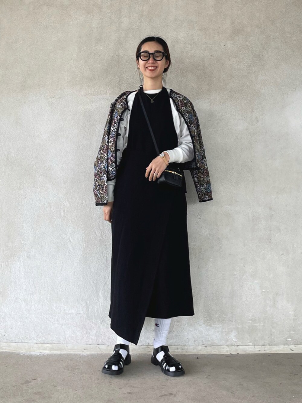 「はじめましてコーデ、大人カジュアル、ホルターネック、メガネ女子、サンダル、サンダルに靴下、FOSSILSTYLE、春コーデ、モノトーン、モノトーンコーデ、ゴブラン、グルカサンダル、SDGs」｜「ap retroのゴブランノーカラージャケット【ZOZOTOWN限定商品】（ノーカラージャケット、ブラック系）」を使った、yukariさん（レディース・168cm）の春コーディネートの5枚目の写真