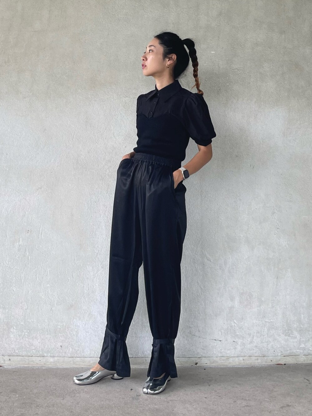 ブラック系のシャツ/ブラウス、ブラック系のその他パンツ、シルバー系のパンプスを着用したレディースの夏コーディネートの5枚目の写真