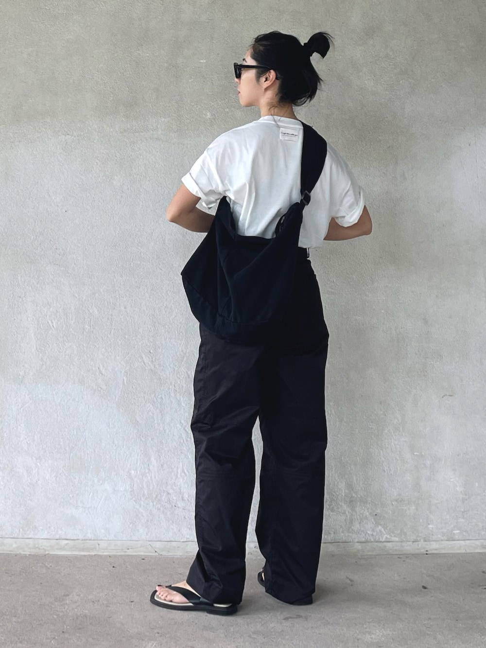 ホワイト系のTシャツ/カットソー、その他のカーゴパンツ、ブラック系のショルダーバッグを着用したレディースの夏コーディネートの2枚目の写真