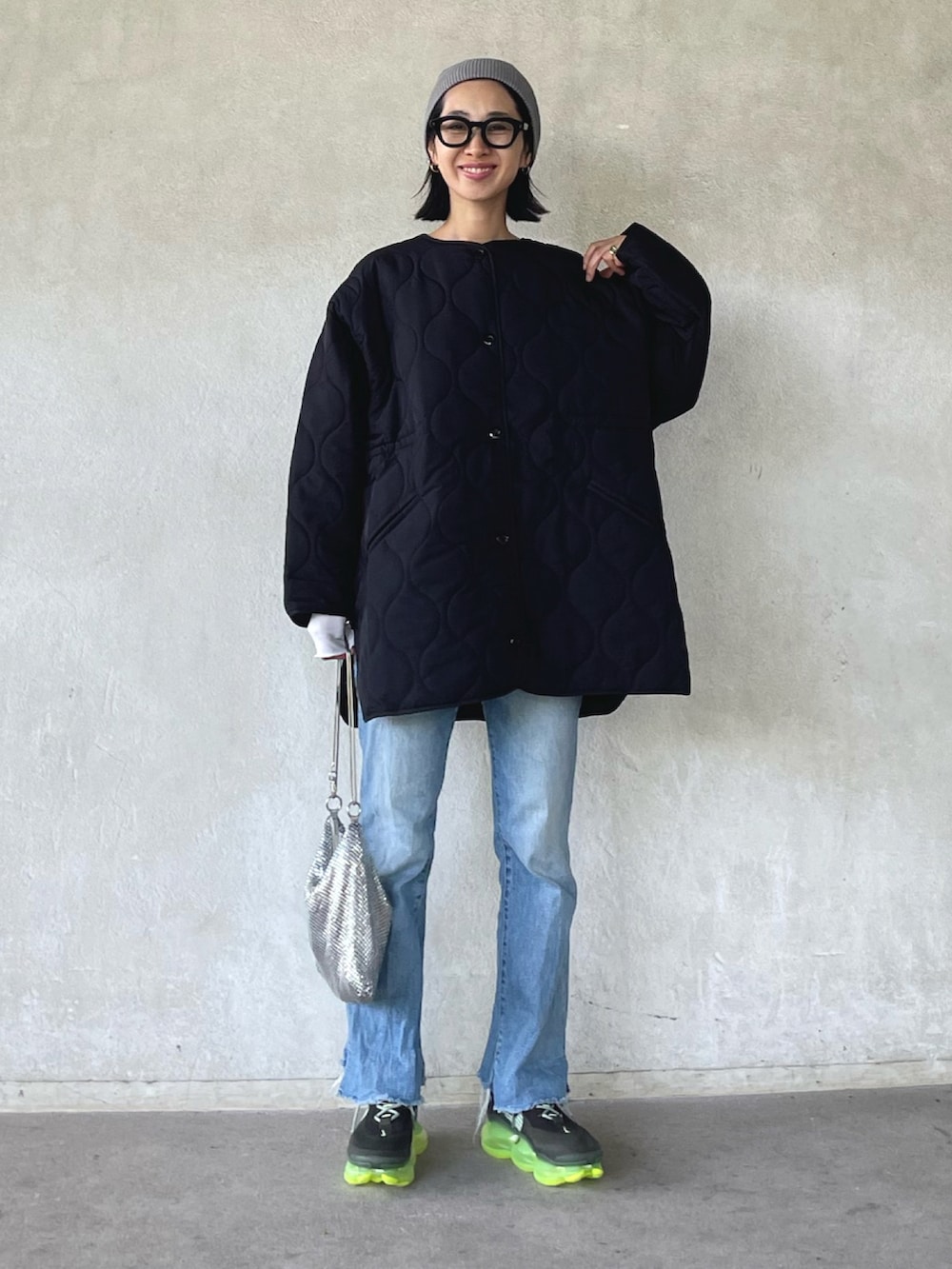 「PR、riberry、riberry_snap、キルティング、キルティングジャケット、ニット帽、メガネ女子、デニム、厚底シューズ、シンプルコーデ、アウター、NIKE、ファッションを楽しもう」|「Riberryのドロストキルティングショートコート(ノーカラーコート、ブラック系)」を使った、yukariさん(レディース・168cm)の秋コーディネートの5枚目の写真