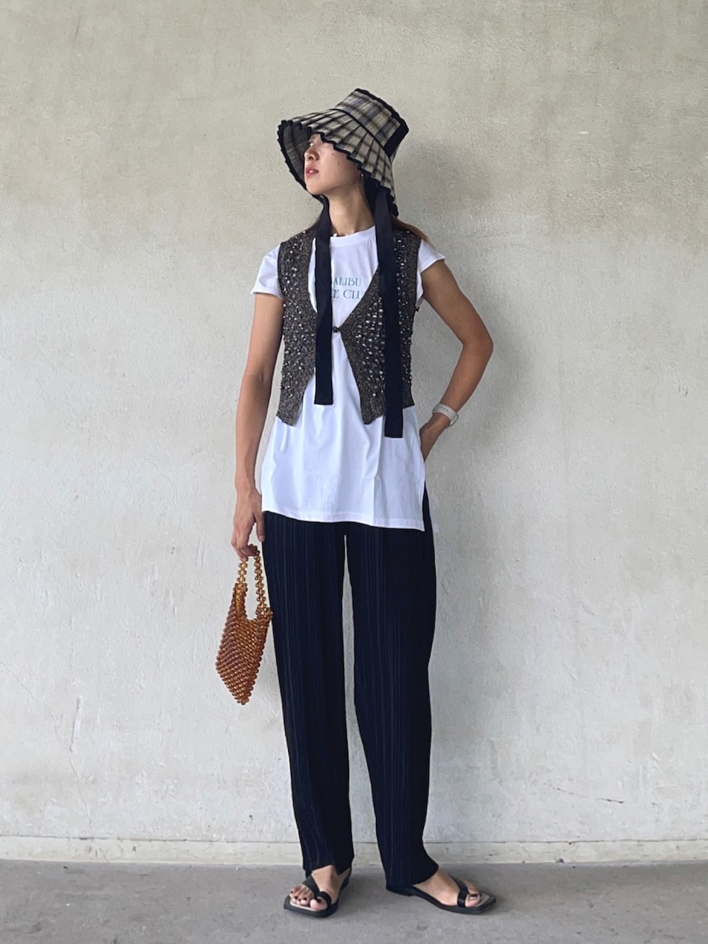 「reca、recaコーデ、レイヤードスタイル、ベスト、夏セールで買いました、ビーズバッグ、夏コーデ、ZARA、ローナマーレイ、lornamurray、ロゴT、白Tシャツ、休日スタイル、おでかけコーデ」｜「recaのフレンチスリーブチビロゴTシャツ（Tシャツ/カットソー、ホワイト系）」を使った、yukariさん（レディース・168cm）の夏コーディネートの3枚目の写真