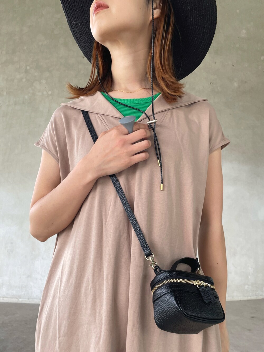 「レイヤードスタイル、麦わら帽子、ストローハット、ミニバッグ、chiiiibag、大人カジュアル、ロングワンピース、ギンガムチェック、サンダル、ストラップサンダル、コトリカ、items_urbanresarch、サヴァサヴァ、サヴァサヴァの靴、足が痛くならない靴」|「FERRUCCIO VECCHIの【FERRUCCIO VECCHI】ストローハット(ハット、ブラック系)」を使った、yukariさん(レディース・168cm)の夏コーディネートの3枚目の写真