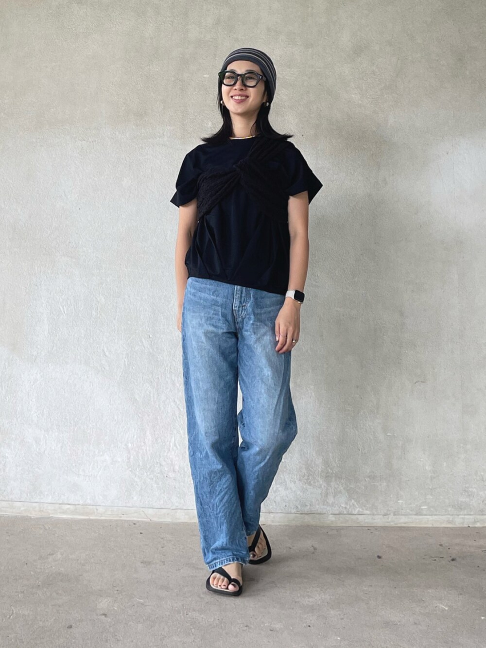 ブルー系のTシャツ/カットソー、ブラック系のその他トップス、グレー系のニットキャップ/ビーニーを着用したレディースの夏コーディネートの2枚目の写真