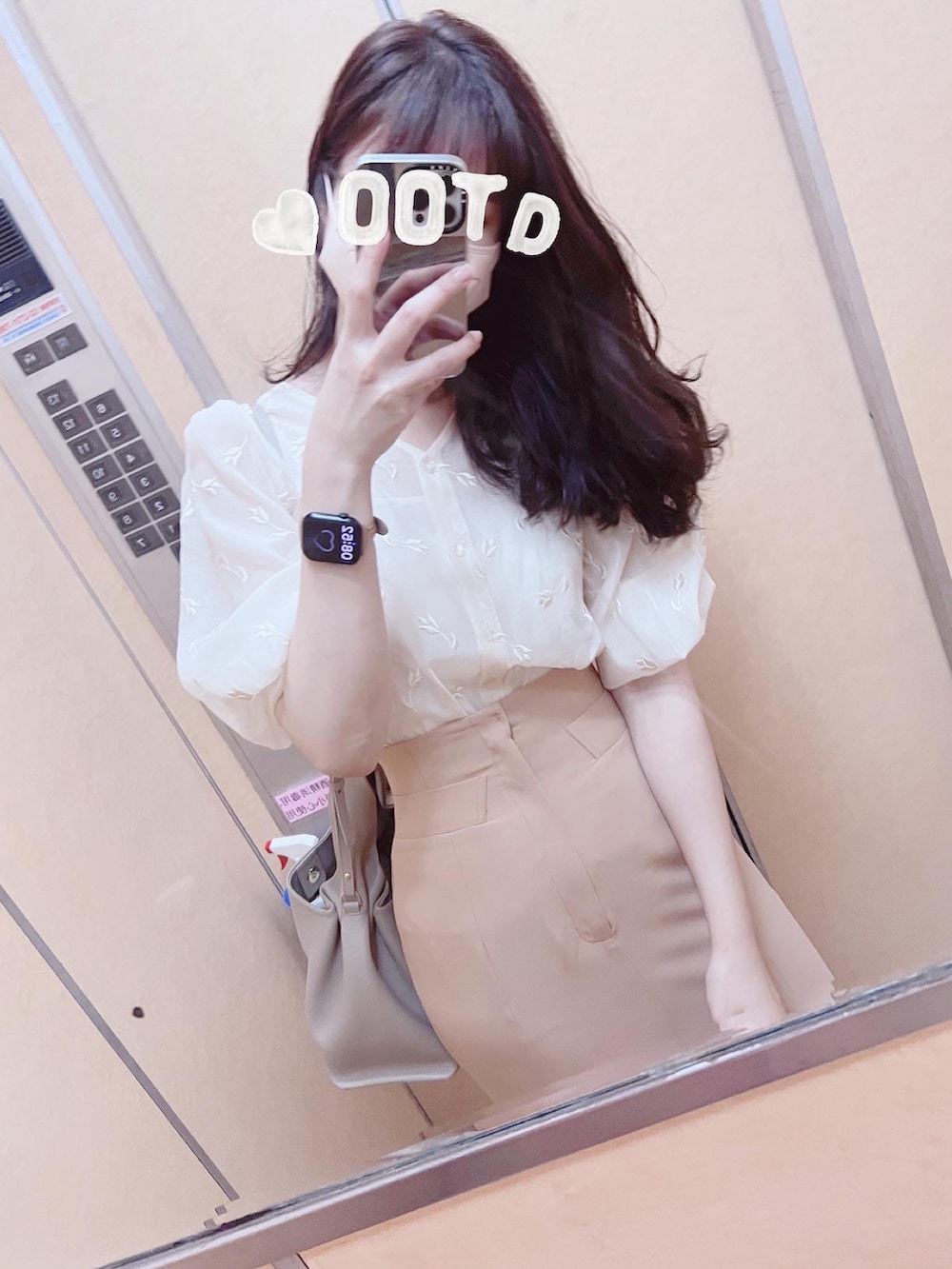 ベージュ系のトップス、オレンジ系のスカートを着用したレディースの春コーディネートの3枚目の写真