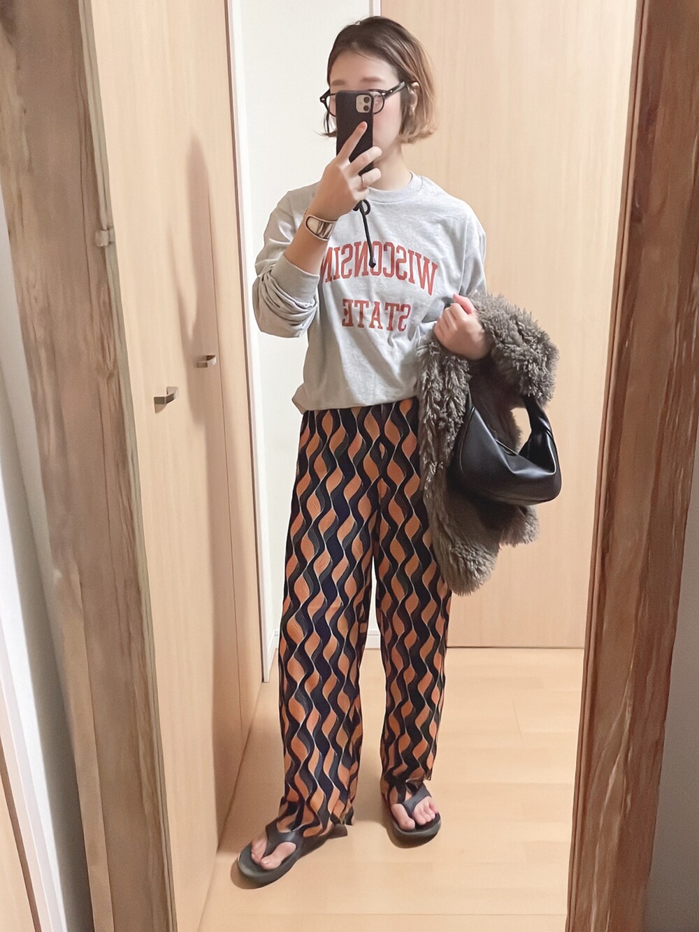 ブルー系のその他パンツ、グレー系のベスト、グレー系のTシャツ/カットソーを着用したレディースの夏コーディネートの2枚目の写真