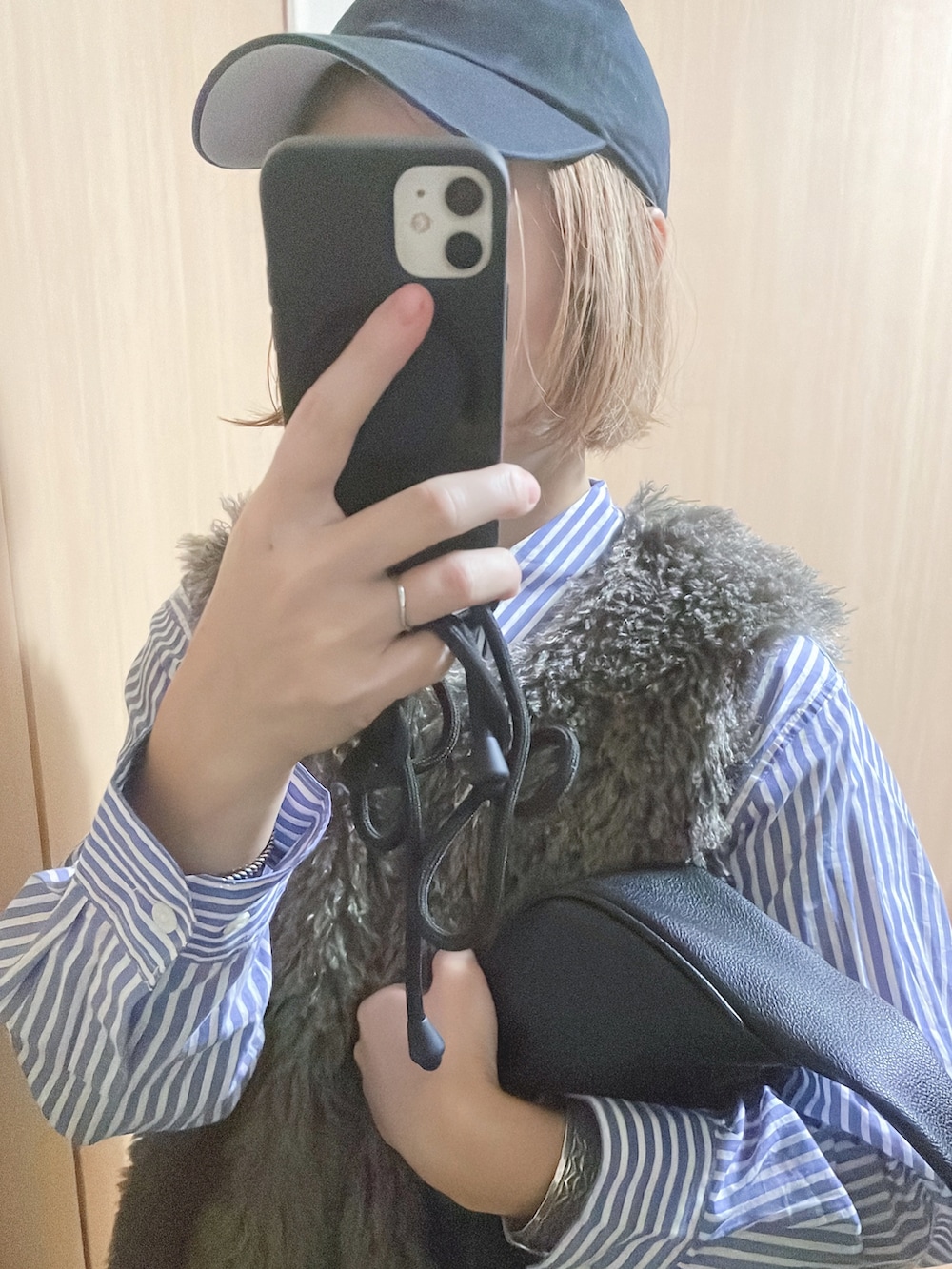 パープル系のスラックス、グレー系のベスト、ブルー系のシャツ/ブラウスを着用したレディースの秋コーディネートの2枚目の写真