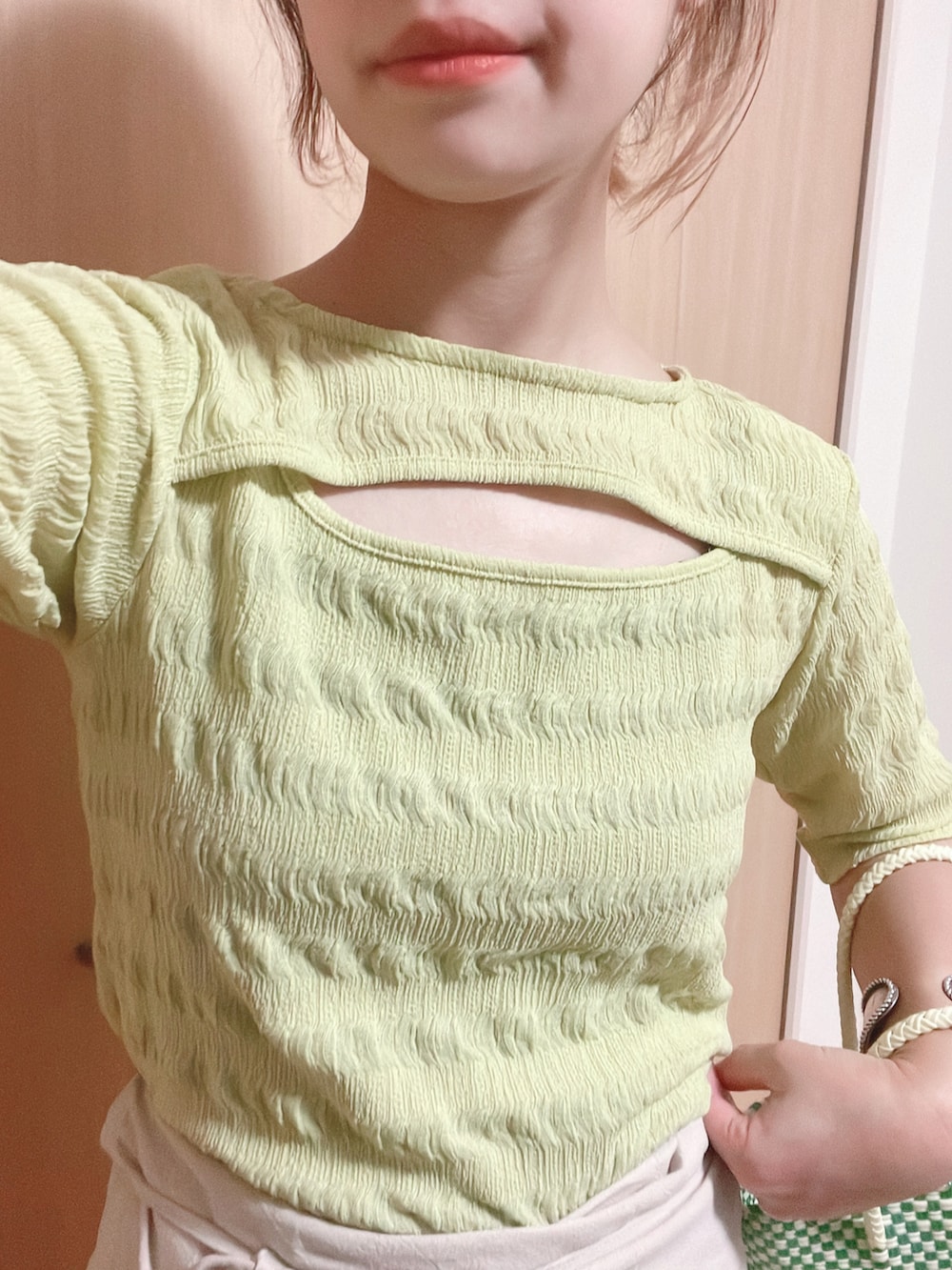 グリーン系のTシャツ/カットソー、ホワイト系のサンダル、グリーン系のトートバッグを着用したレディースの夏コーディネートの2枚目の写真
