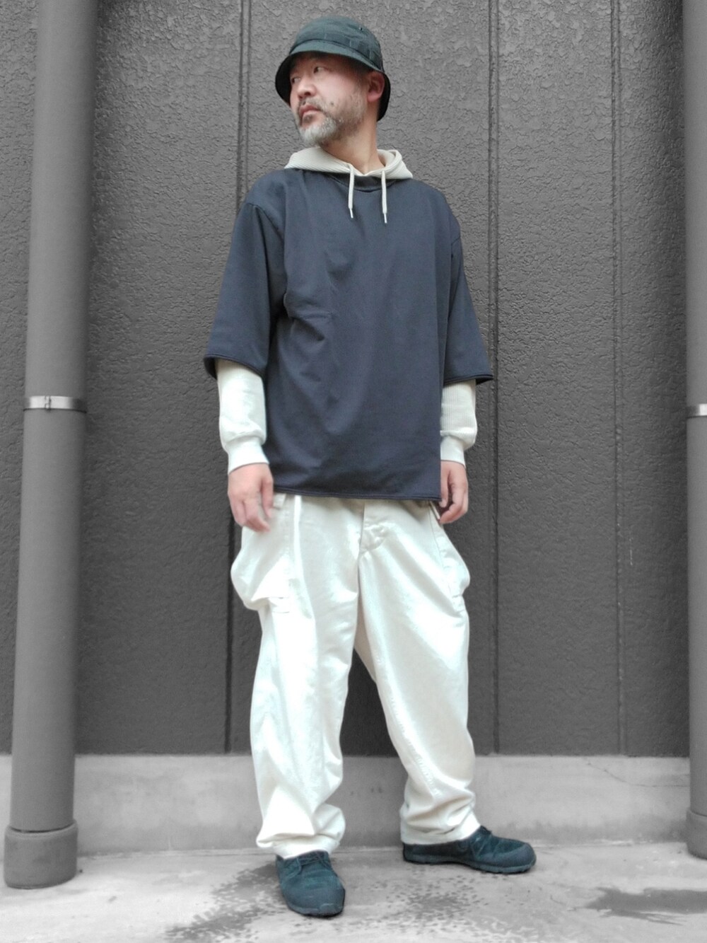 ブラック系のTシャツ/カットソー、ベージュ系のパーカー、ホワイト系のカーゴパンツを着用したメンズの春コーディネートの2枚目の写真