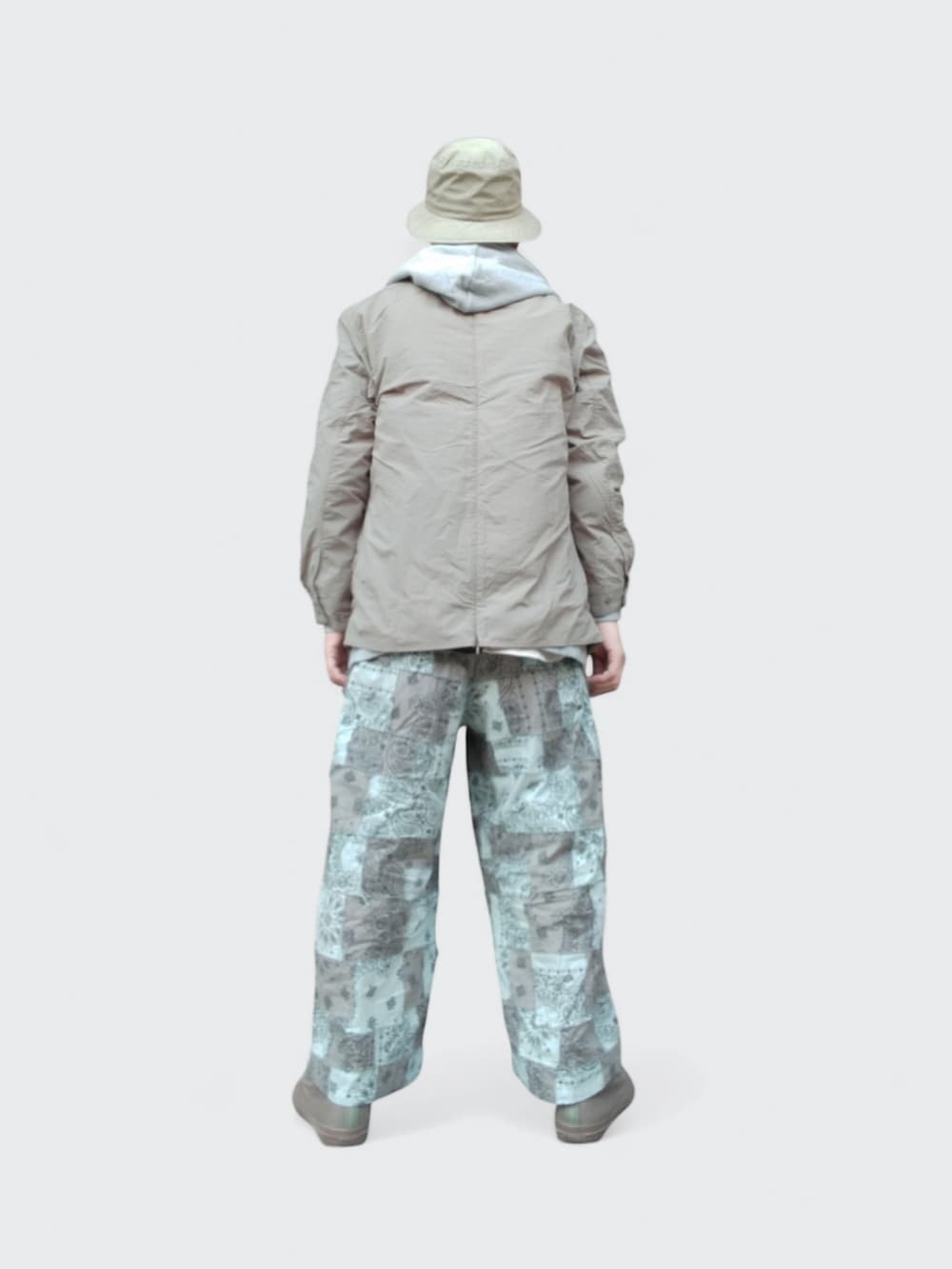 ブルー系のその他パンツ、グリーン系のシャツ/ブラウス、グリーン系のハットを着用したメンズの春コーディネートの5枚目の写真