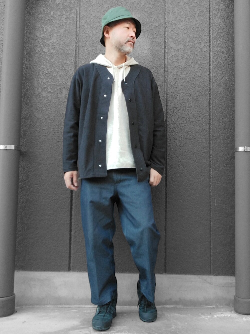 ブルー系のその他パンツ、ブラック系のカーディガン/ボレロ、ベージュ系のパーカーを着用したメンズの春コーディネートの3枚目の写真