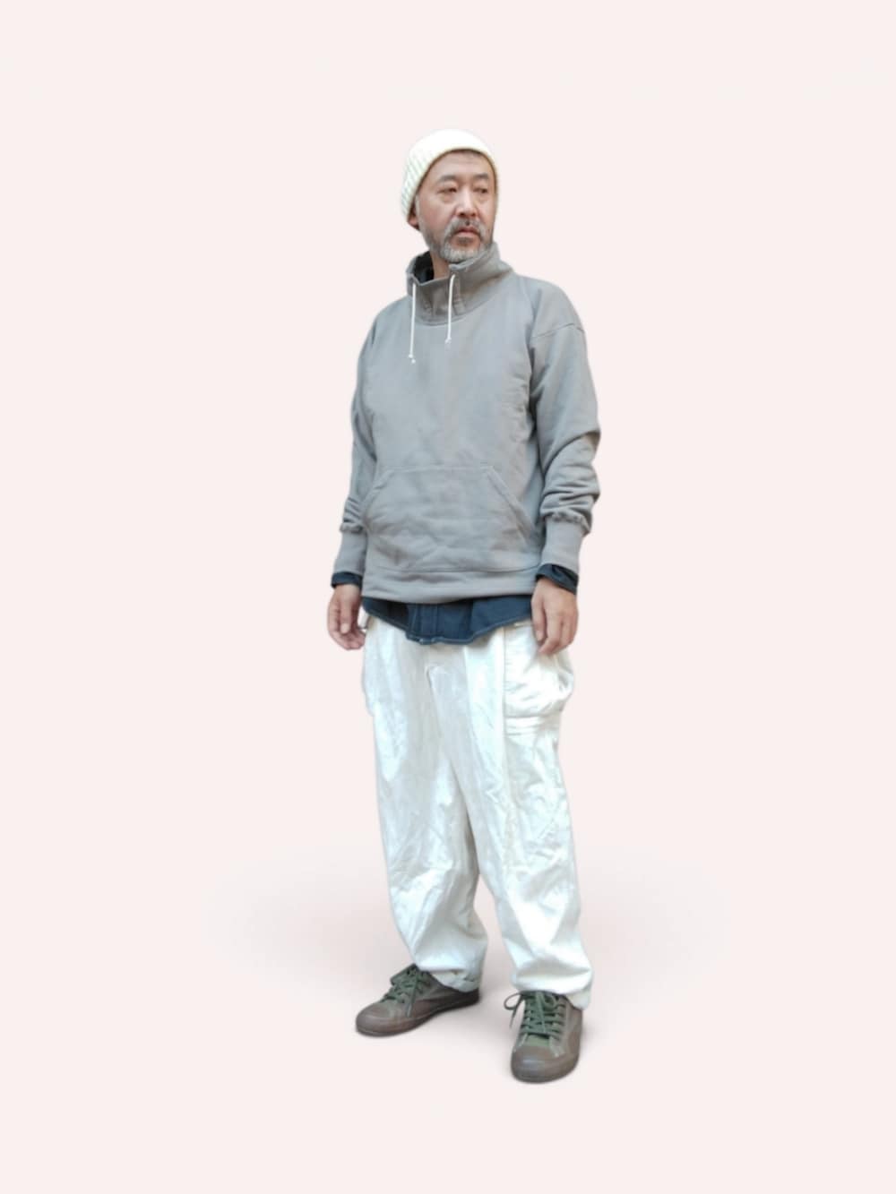 グレー系のその他トップス、ホワイト系のカーゴパンツ、グリーン系のスニーカーを着用したメンズの秋コーディネートの3枚目の写真