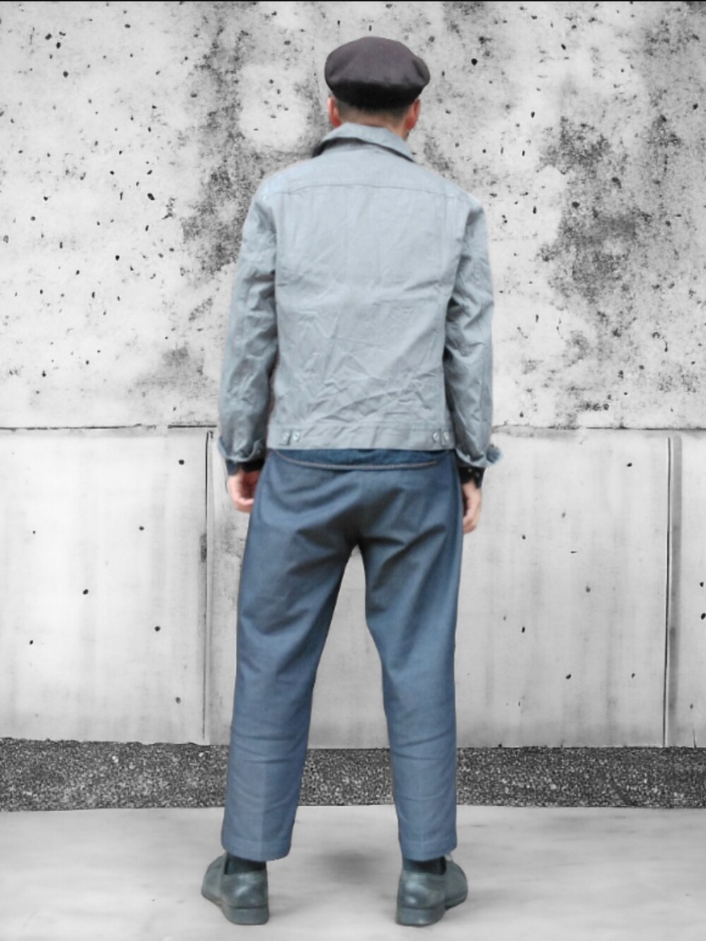 ブルー系のその他パンツ、グレー系のジャケット/アウター、ブルー系のシャツ/ブラウスを着用したメンズの冬コーディネートの5枚目の写真