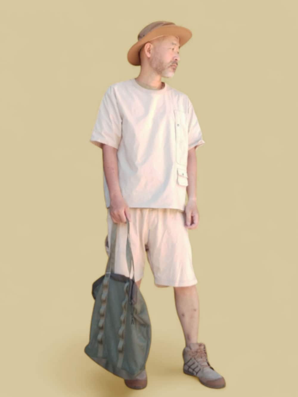 ベージュ系のスニーカー、イエロー系のパンツ、ベージュ系のその他トップスを着用したメンズの夏コーディネートの3枚目の写真