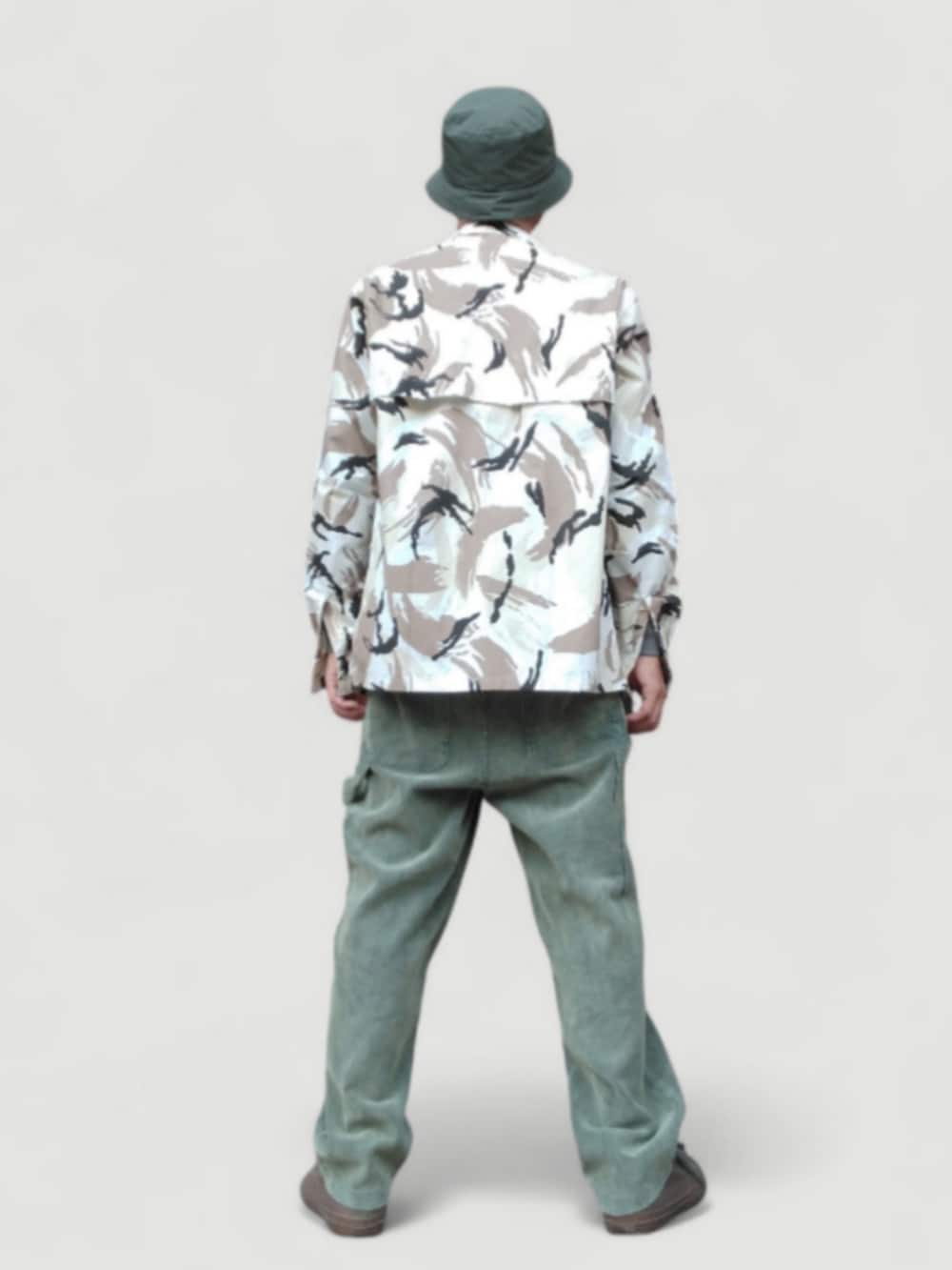 グリーン系のその他パンツ、グリーン系のスニーカー、グレー系のスウェットを着用したメンズの秋コーディネートの5枚目の写真