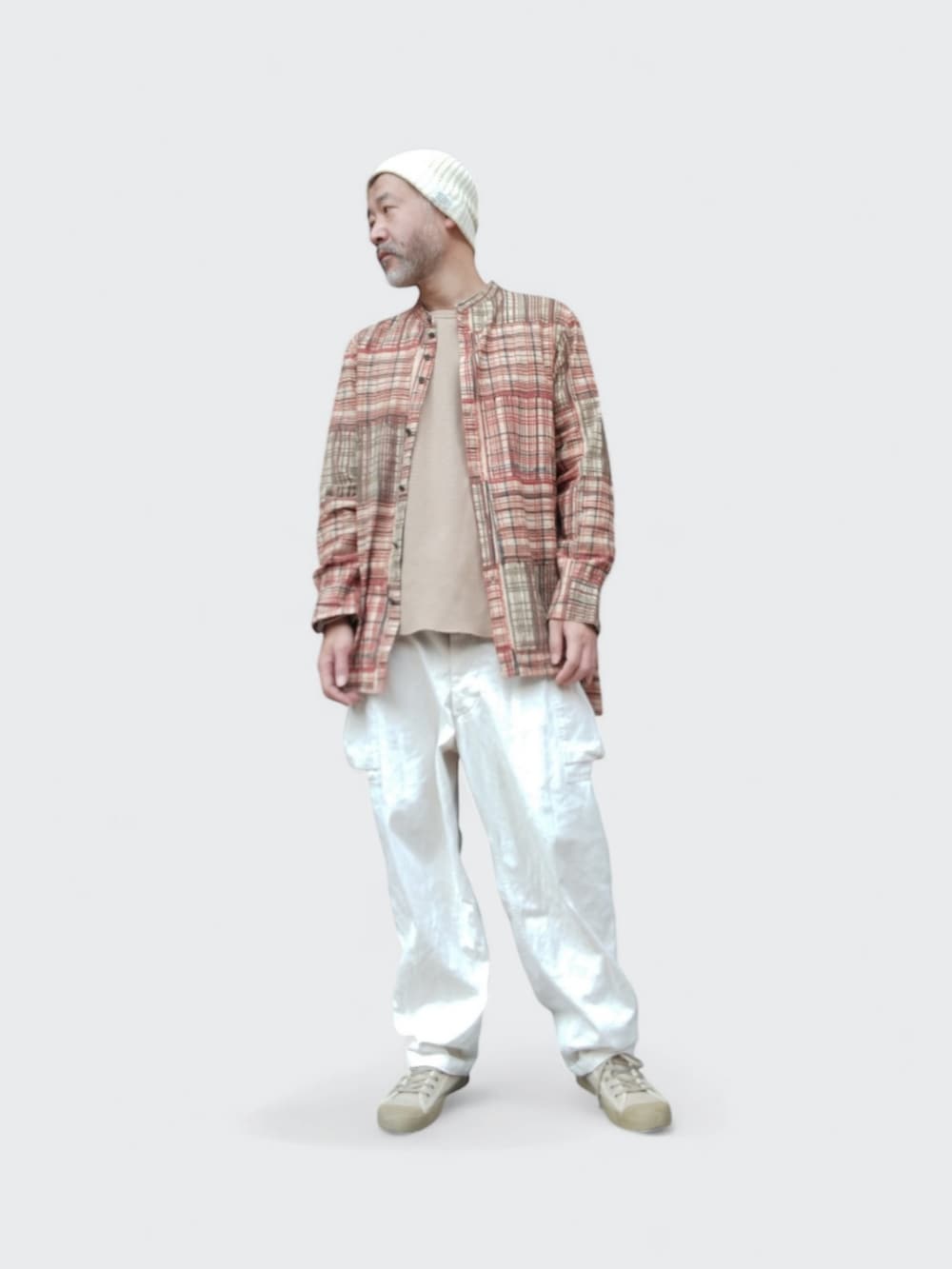 ホワイト系のカーゴパンツ、ベージュ系のスニーカー、その他のシャツ/ブラウスを着用したメンズの春コーディネートの2枚目の写真