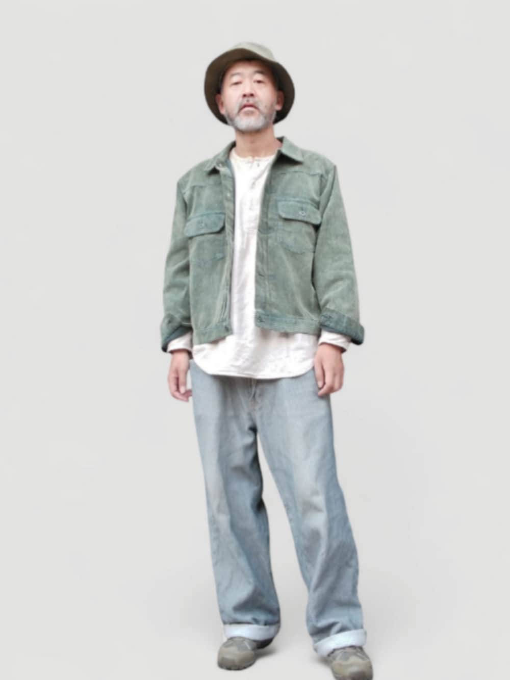 グレー系のデニムパンツ、グリーン系のスニーカー、グリーン系のジャケット/アウターを着用したメンズの秋コーディネートの3枚目の写真