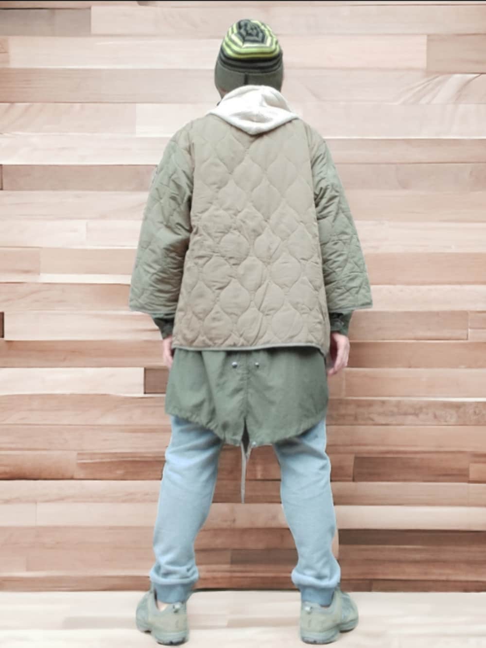 グレー系のスウェットパンツ、ベージュ系のスニーカー、グリーン系のジャケット/アウターを着用したメンズの冬コーディネートの5枚目の写真