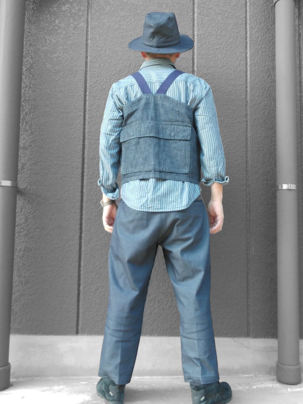 ブルー系のベスト、ブルー系のその他パンツ、ブルー系のハットを着用したメンズの春コーディネートの5枚目の写真