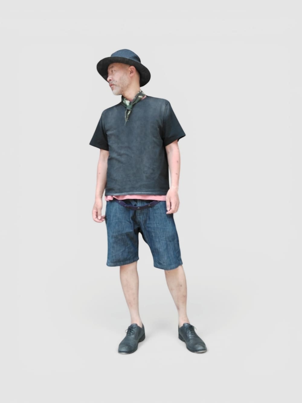ブルー系のデニムパンツ、ブラック系のTシャツ/カットソー、ブルー系のハットを着用したメンズの夏コーディネートの4枚目の写真