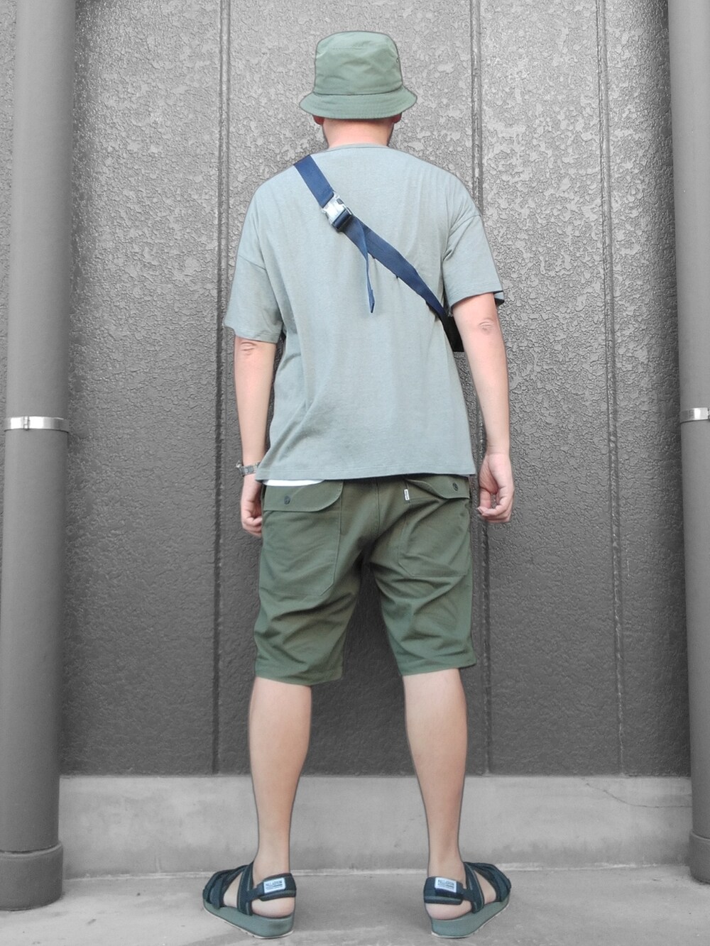 グリーン系のTシャツ/カットソー、ブルー系のボディバッグ/ウエストポーチ、グリーン系のその他パンツを着用したメンズの夏コーディネートの5枚目の写真