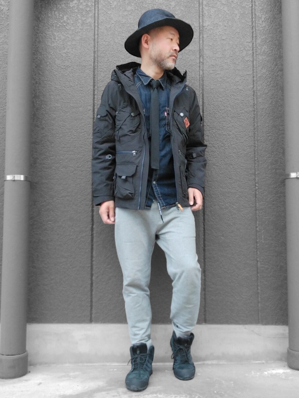グレー系のその他パンツ、ブルー系のシャツ/ブラウス、ブラック系のネクタイを着用したメンズの春コーディネートの4枚目の写真